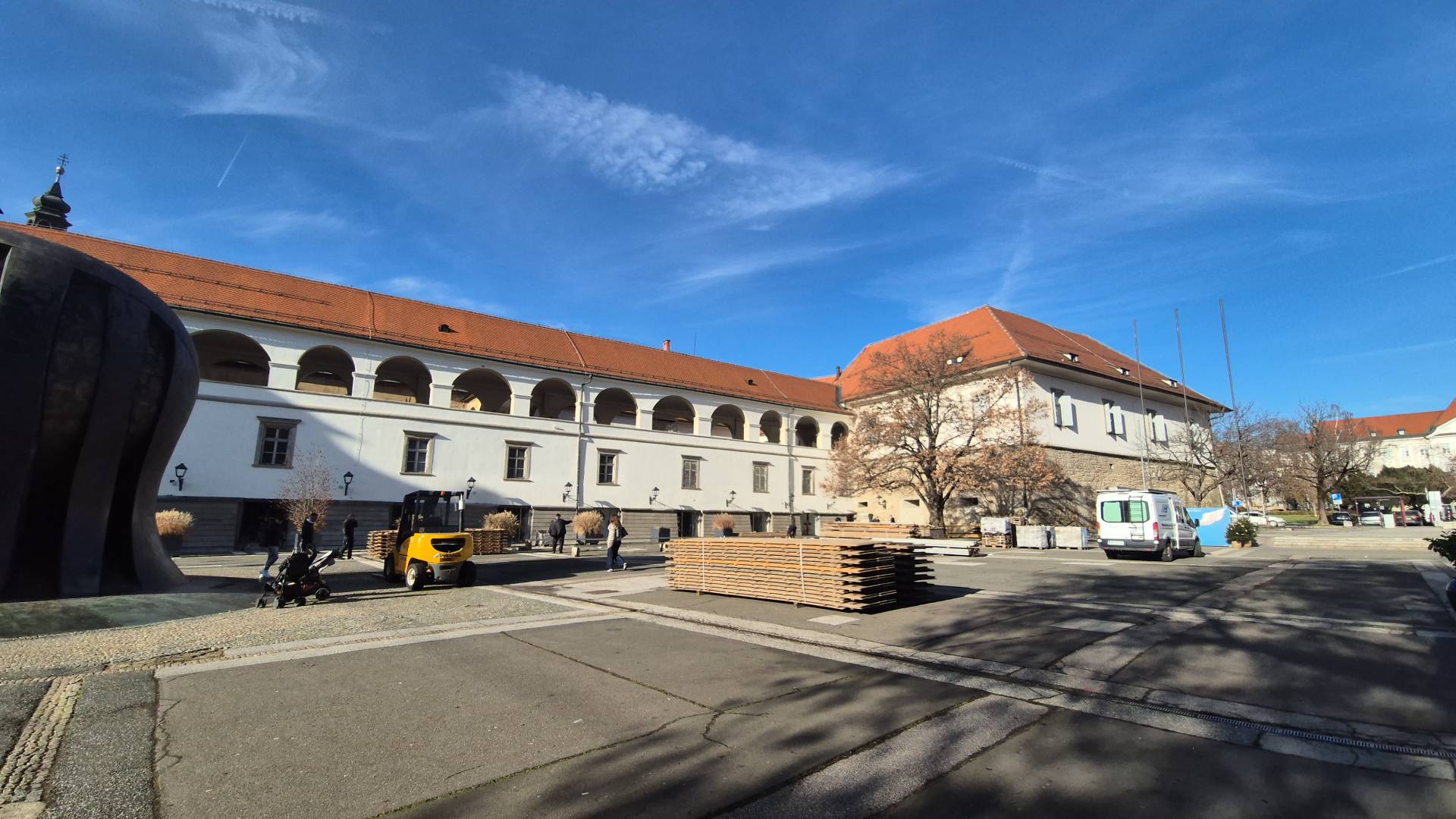 FOTO in VIDEO: Na Trgu svobode začeli postavljati Čarobno drsališče, odprtje že čez nekaj dni