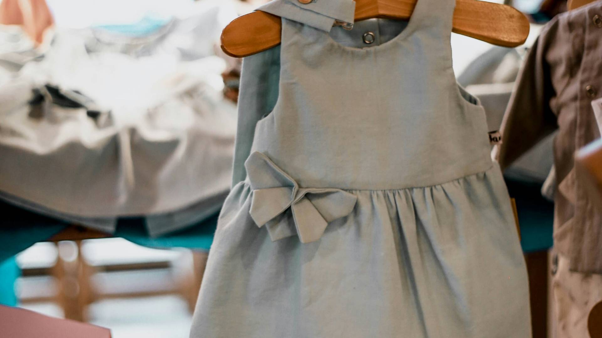 Od izmenjave oblačil do srečelova in druženja s pisateljico: Na Ptuju prva predbožična izmenjevalnica Sponke