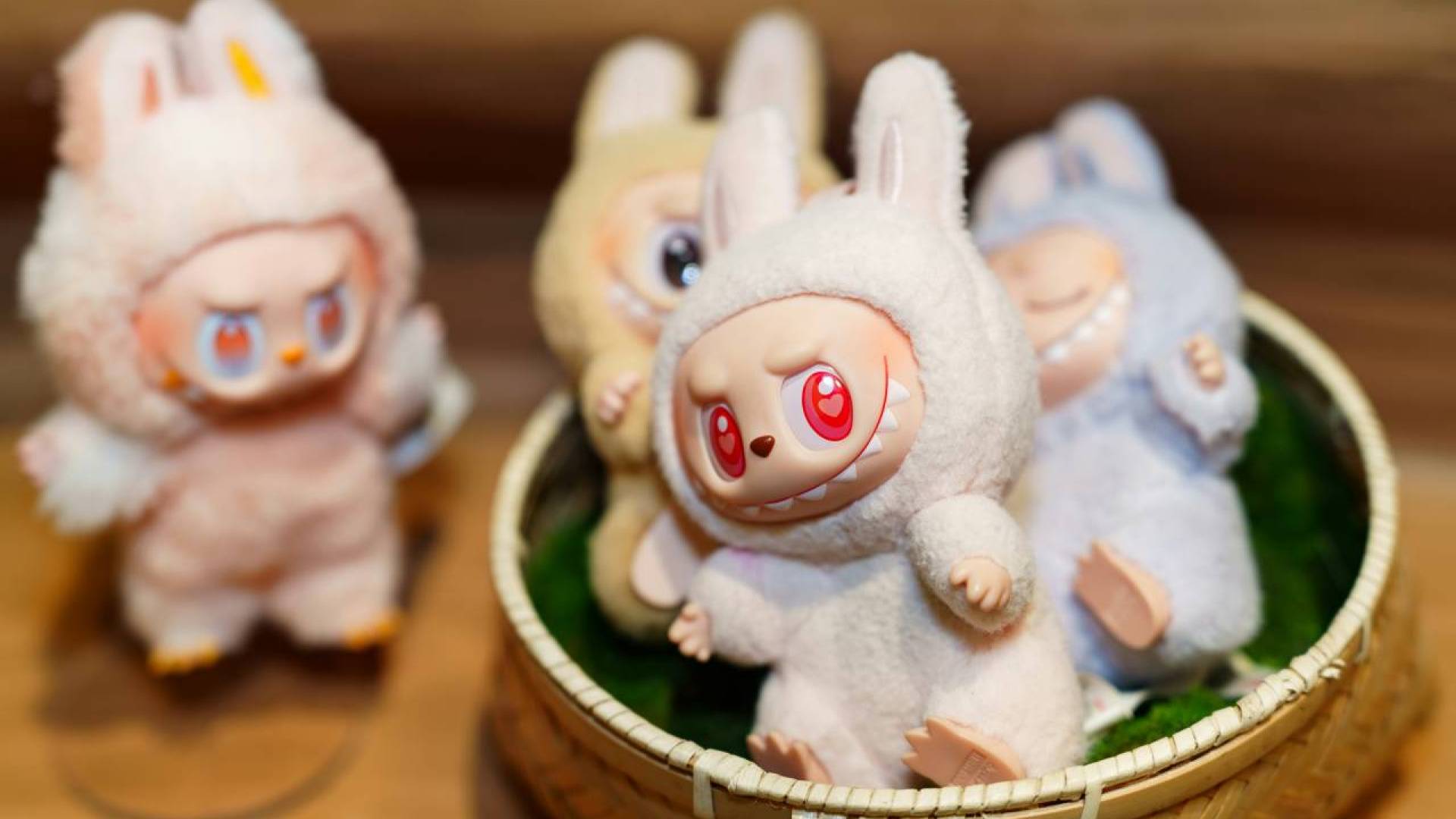 Ste kupili igračo Labubu? Zaradi nevarnosti za otroke umaknjenih več modelov