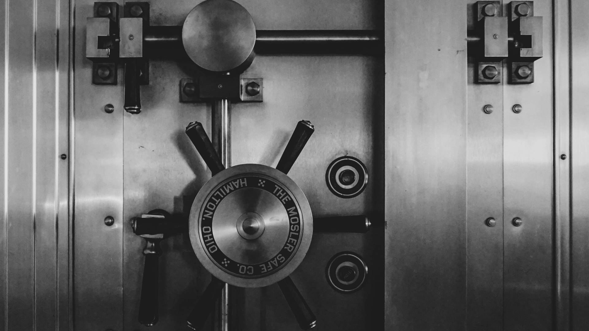 Peterica z območja Novega mesta takole opravila s 300-kilogramskim sefom