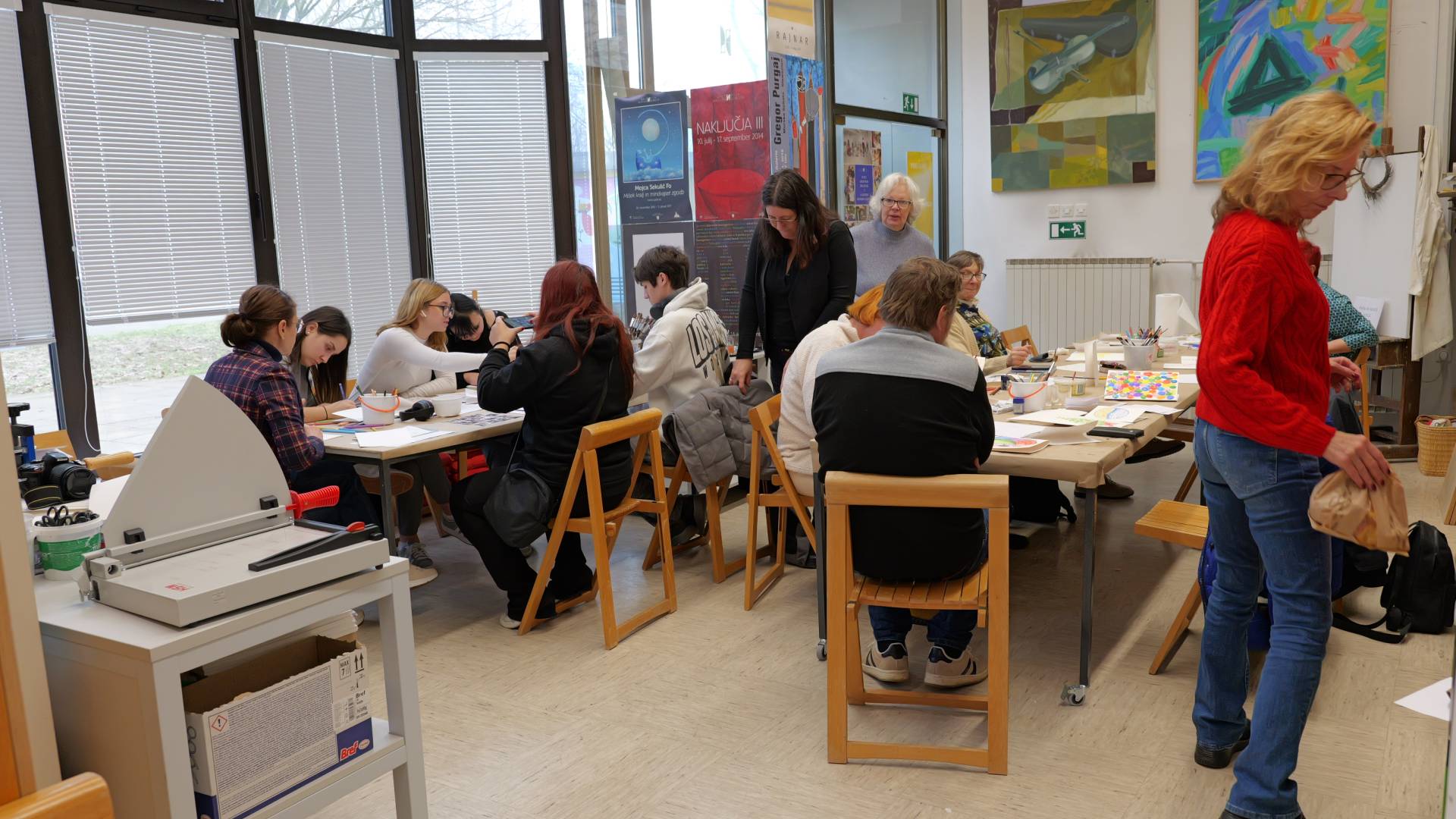 FOTO in VIDEO: V Galeriji Murska Sobota ustvarjalno dopoldne z akvarelnimi voščilnicami