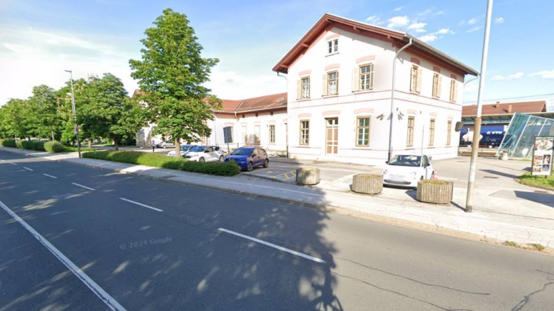 Pomanjkanje parkirnih mest na Železniški postaji Ptuj. Kako bodo rešili problem?