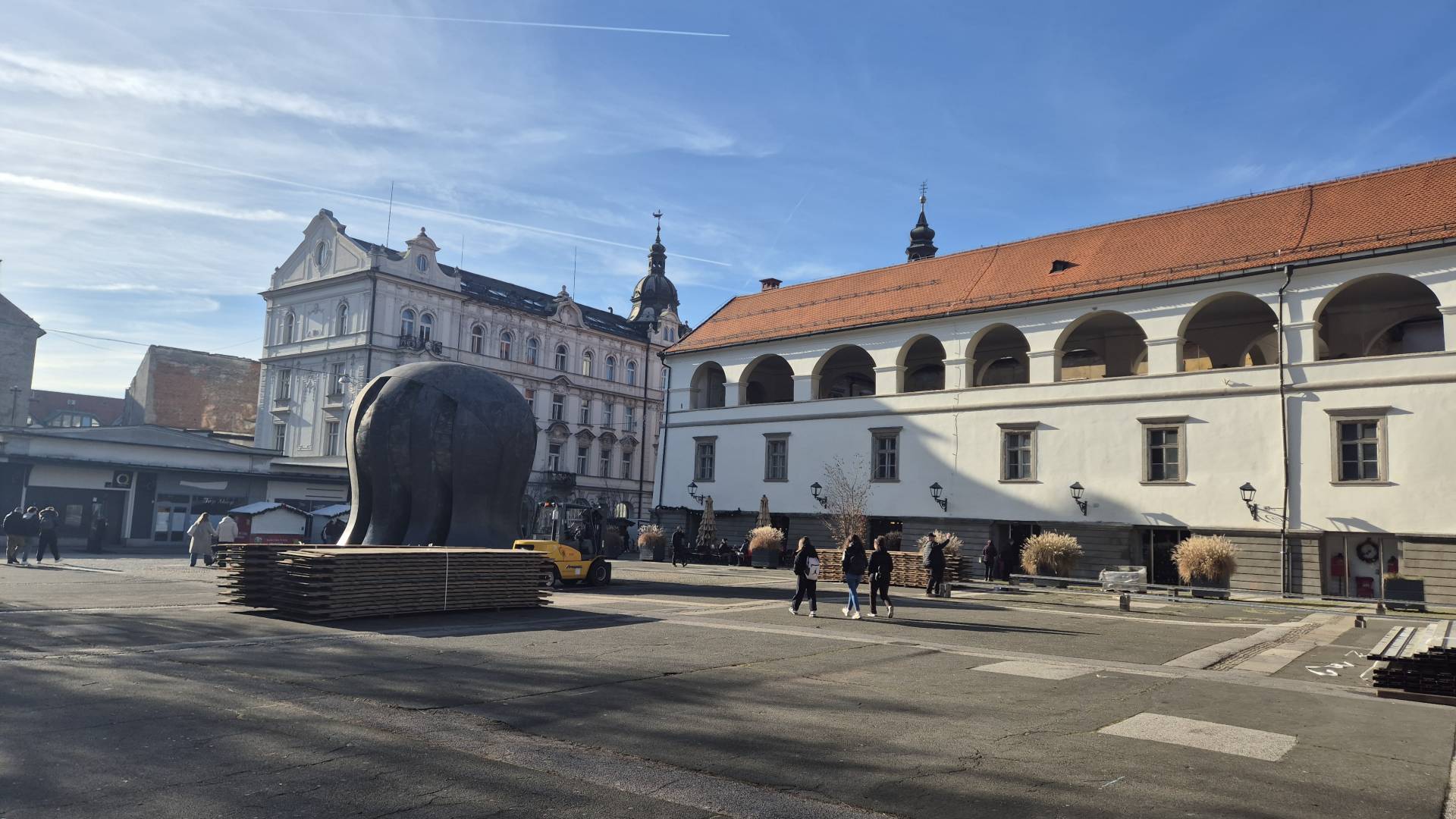 Skoraj 50 tisoč evrov za drsališče v Mariboru: Kdo ga financira in koliko bo stala vstopnica?