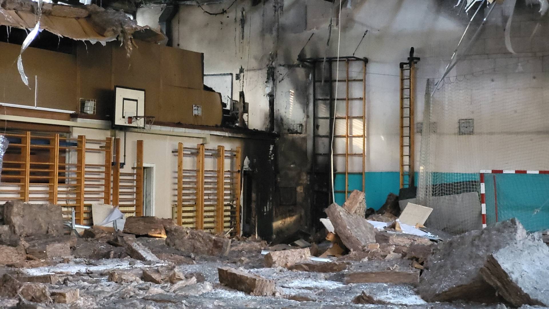 FOTO: Ognjeni zublji zajeli telovadnico osnovne šole, požar gasilo 80 gasilcev