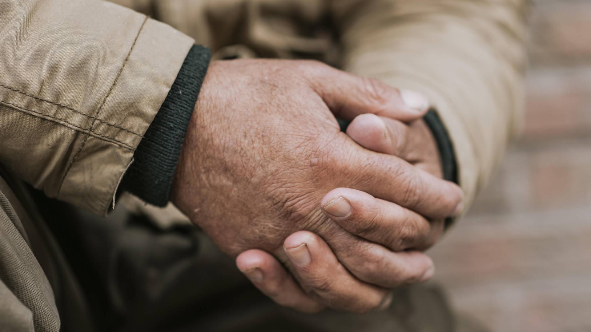 Stanovalec doma za starejše padel z balkona in zaradi poškodb umrl 