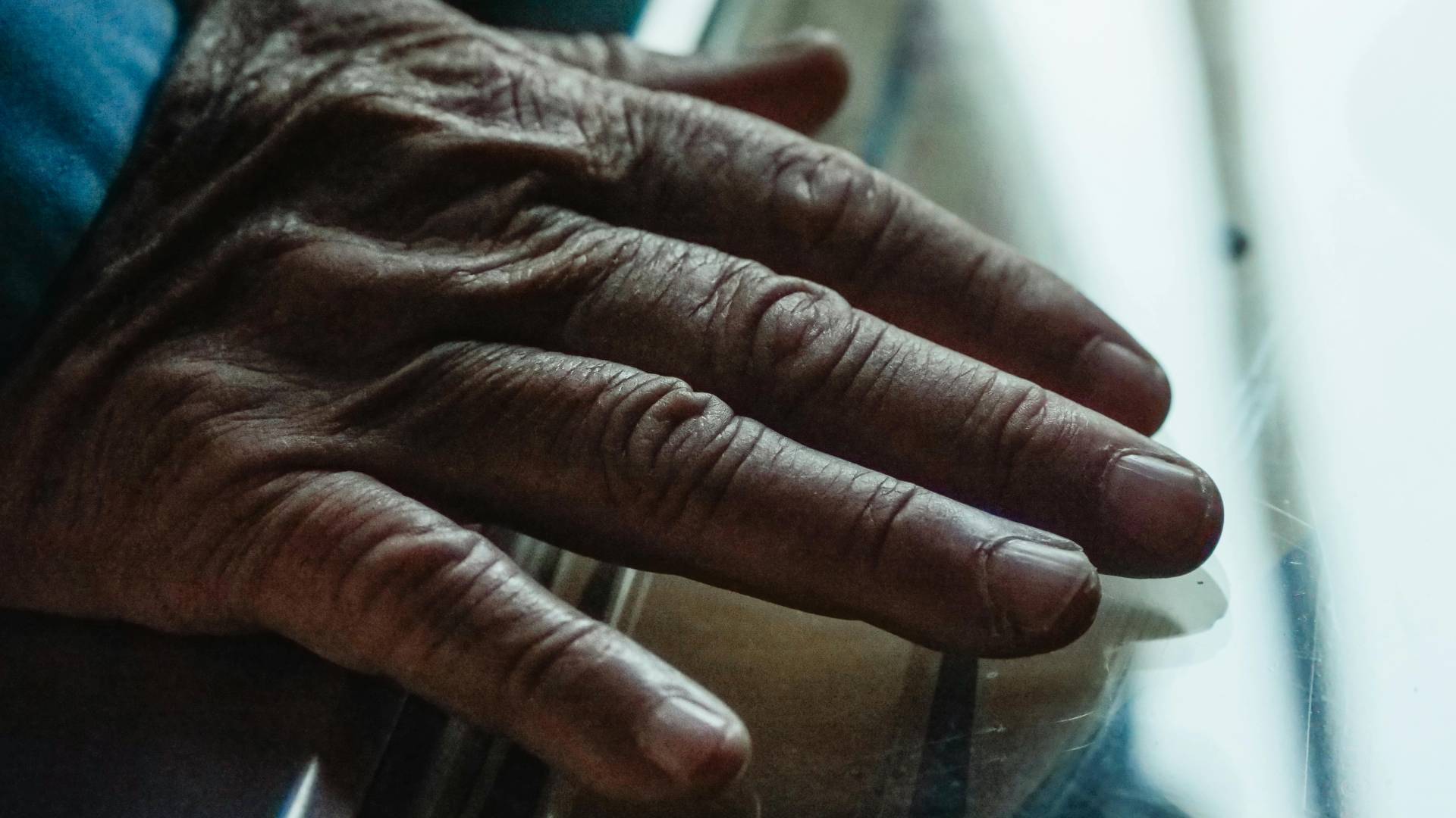 Tragična smrt v pomurskem domu za starejše: Kako je lahko dementni stanovalec padel s terase?