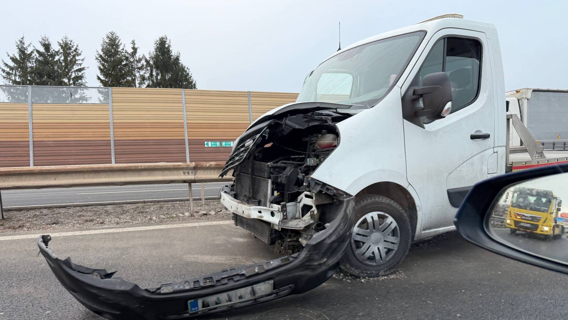 Zaprt prehitevalni pas na avtocesti med Vrhniko in Dragomerjem proti Ljubljani: Nastal je daljši zastoj