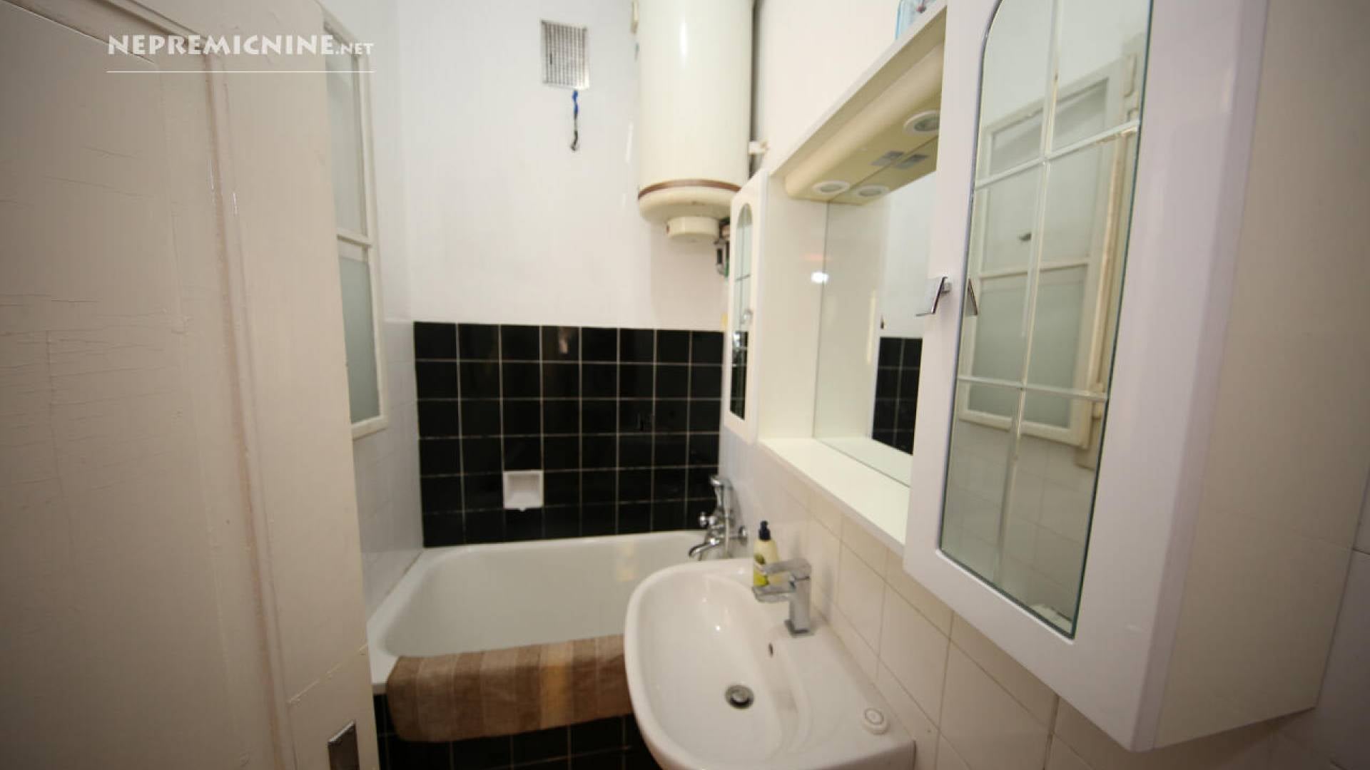 Še en oglas, ki je razdelil Ljubljančane: Stara hiša z okoli 100 kvadrati več kot 400 tisoč evrov