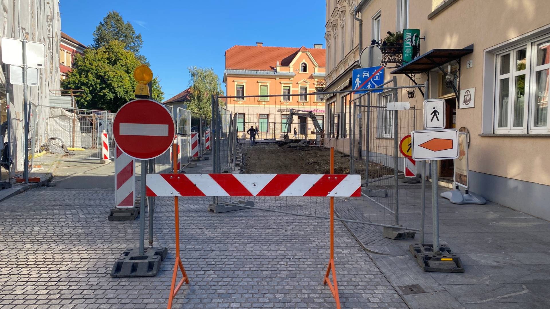 Na delovni dan prazno gradbišče pri Upravni enoti. Kaj se dogaja?