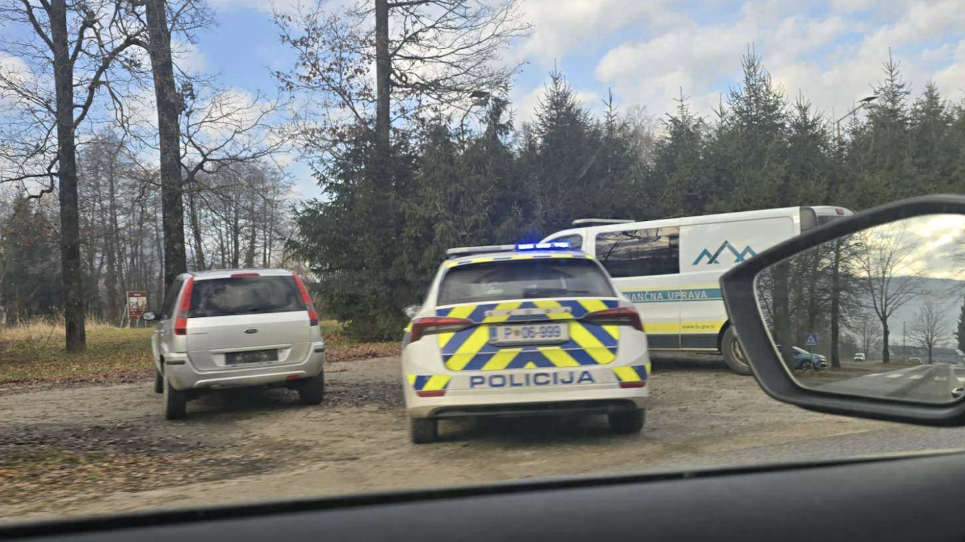 FOTO: FURS včeraj v Kočevju zasegel še en avtomobil, lastniki so pot morali nadaljevati peš