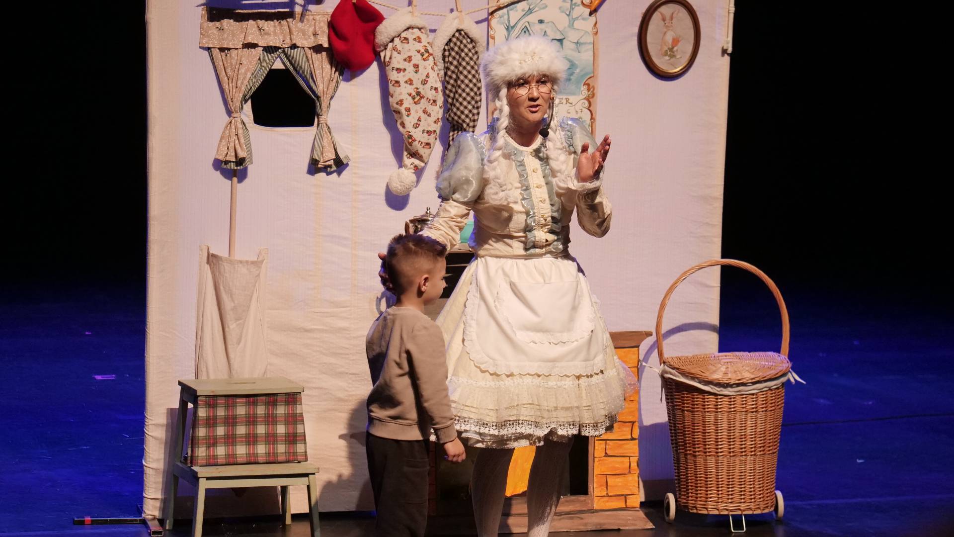 FOTO in VIDEO: Babica zima navdušila mlado občinstvo