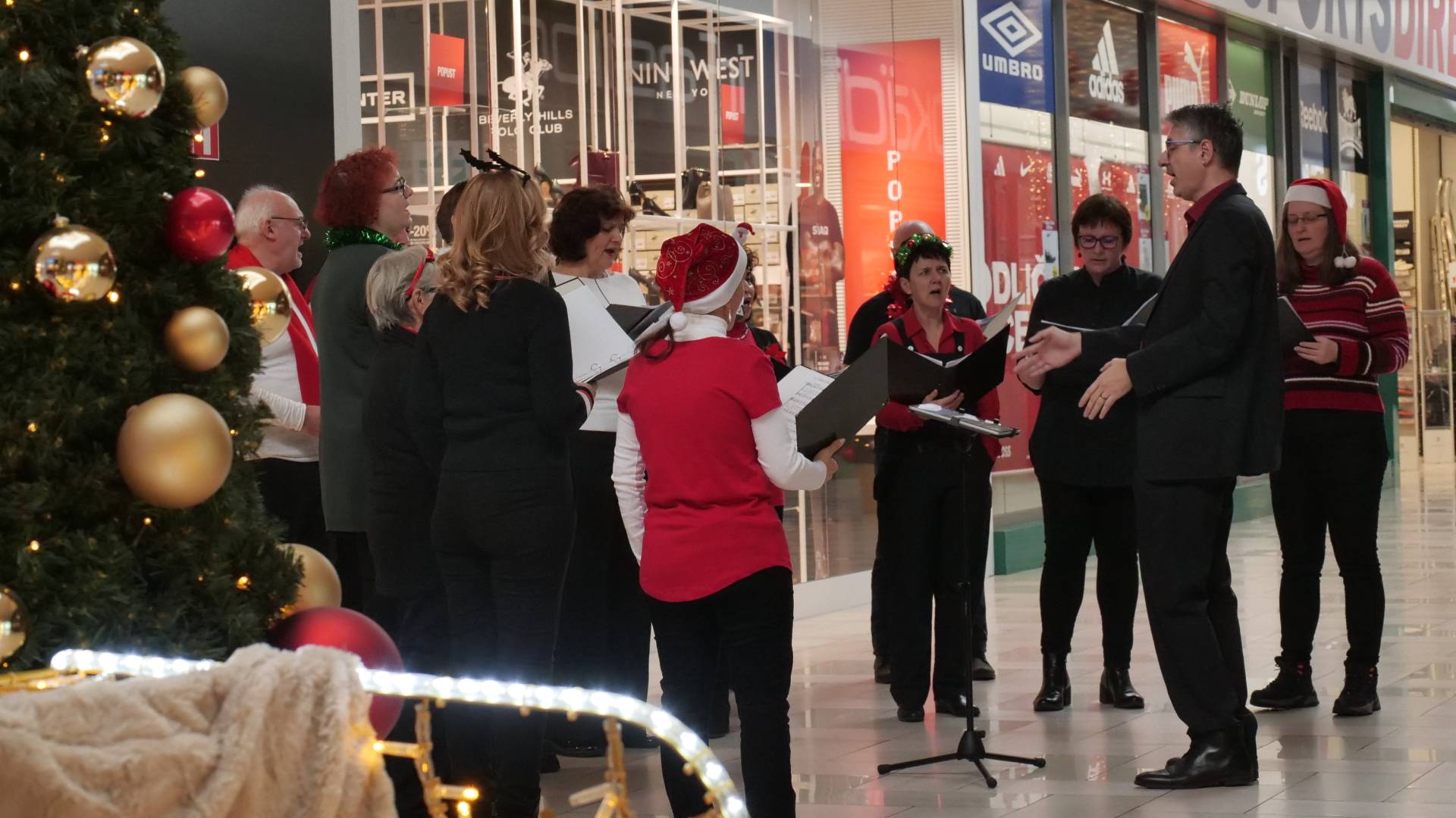 FOTO in VIDEO: Božični koncert Mešanega pevskega zbora Štefana Kovača polepšal praznično vzdušje
