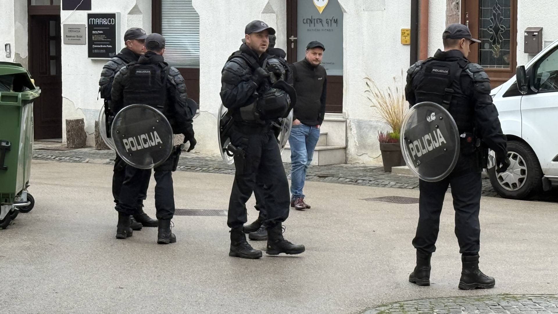 Policija po izpustitvi edinega osumljenega: »Odločitev je sprejelo sodišče«