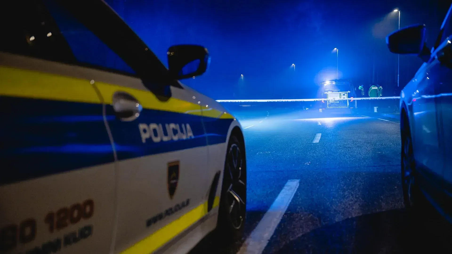 Tragičen večer na slovenskih cestah: V trčenju treh vozil umrla 46-letnica