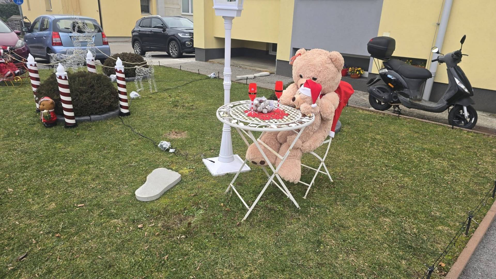 Na Pobrežju ukradli okrasnega medvedka: »Tvoje dejanje ne more razveselit nikogar«