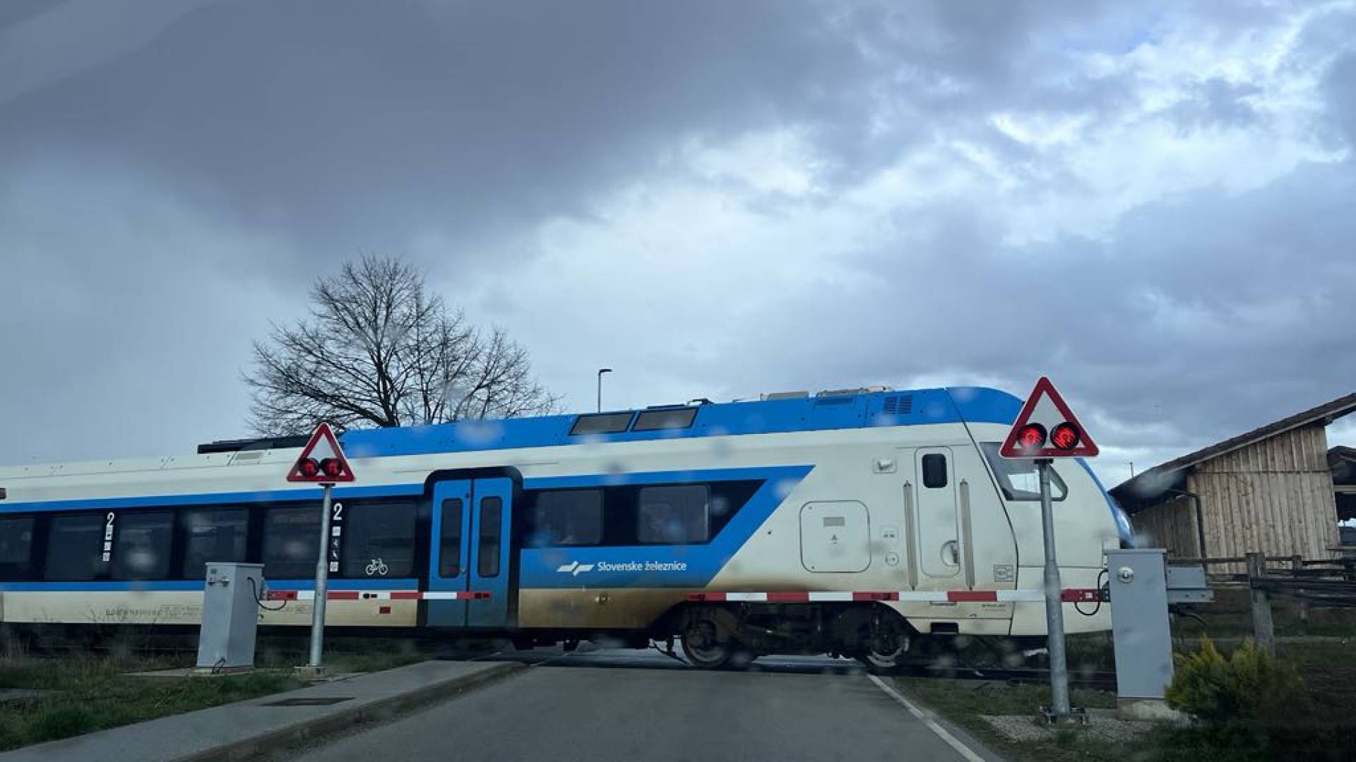 Vlak v Kamniku zbil mlado dekle, njeno življenje je ogroženo 