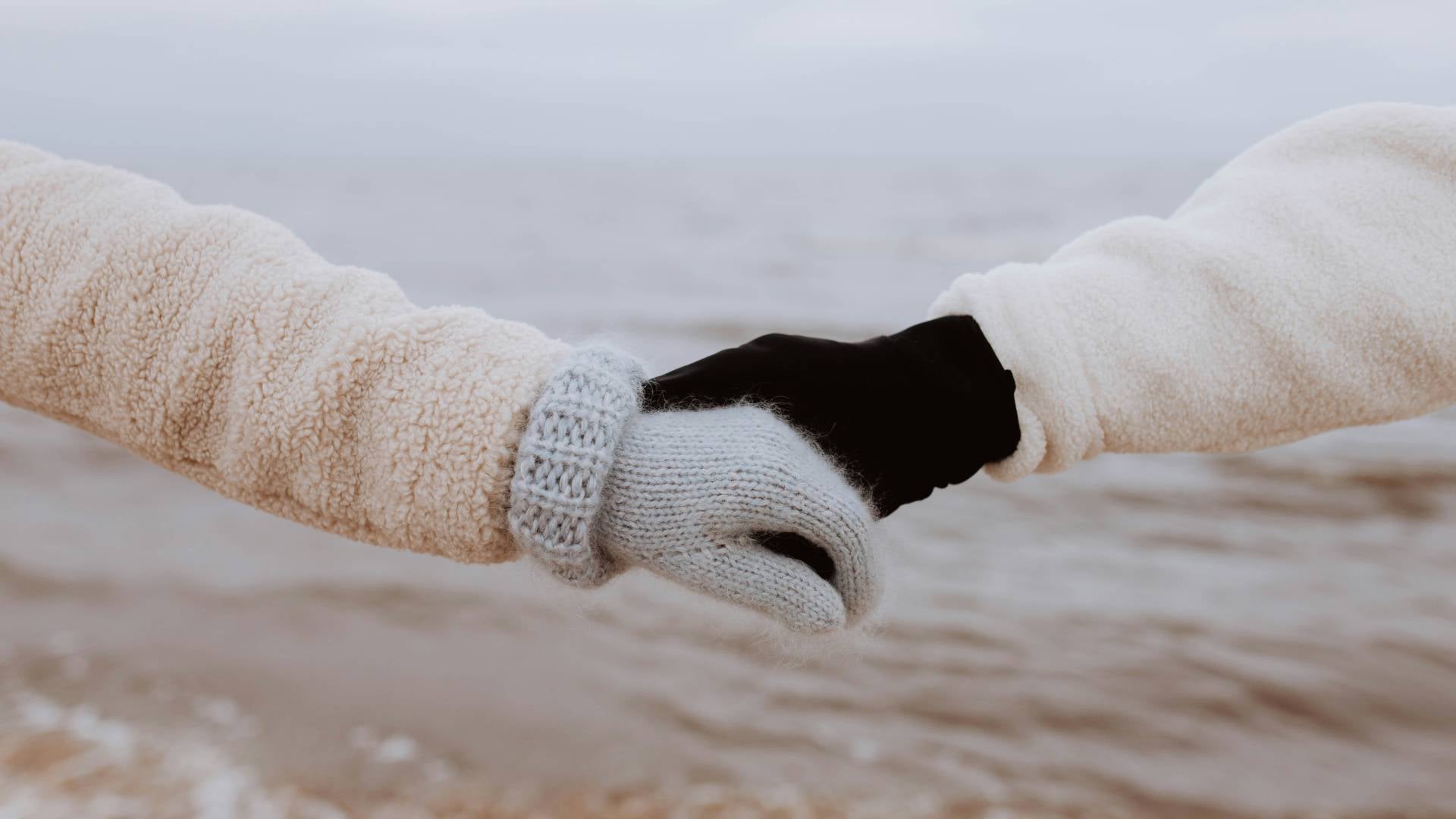 Dvojčki se soočajo s preteklostjo, raki pa stopajo v napeto partnerstvo