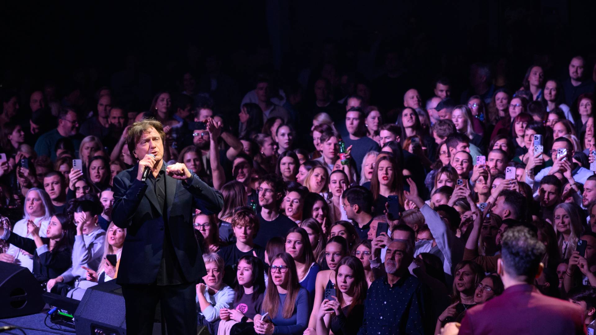 FOTO in VIDEO: Maribor pel z Zdravkom Čolićem: V Dvorani Tabor odmevale brezčasne uspešnice glasbene legende 