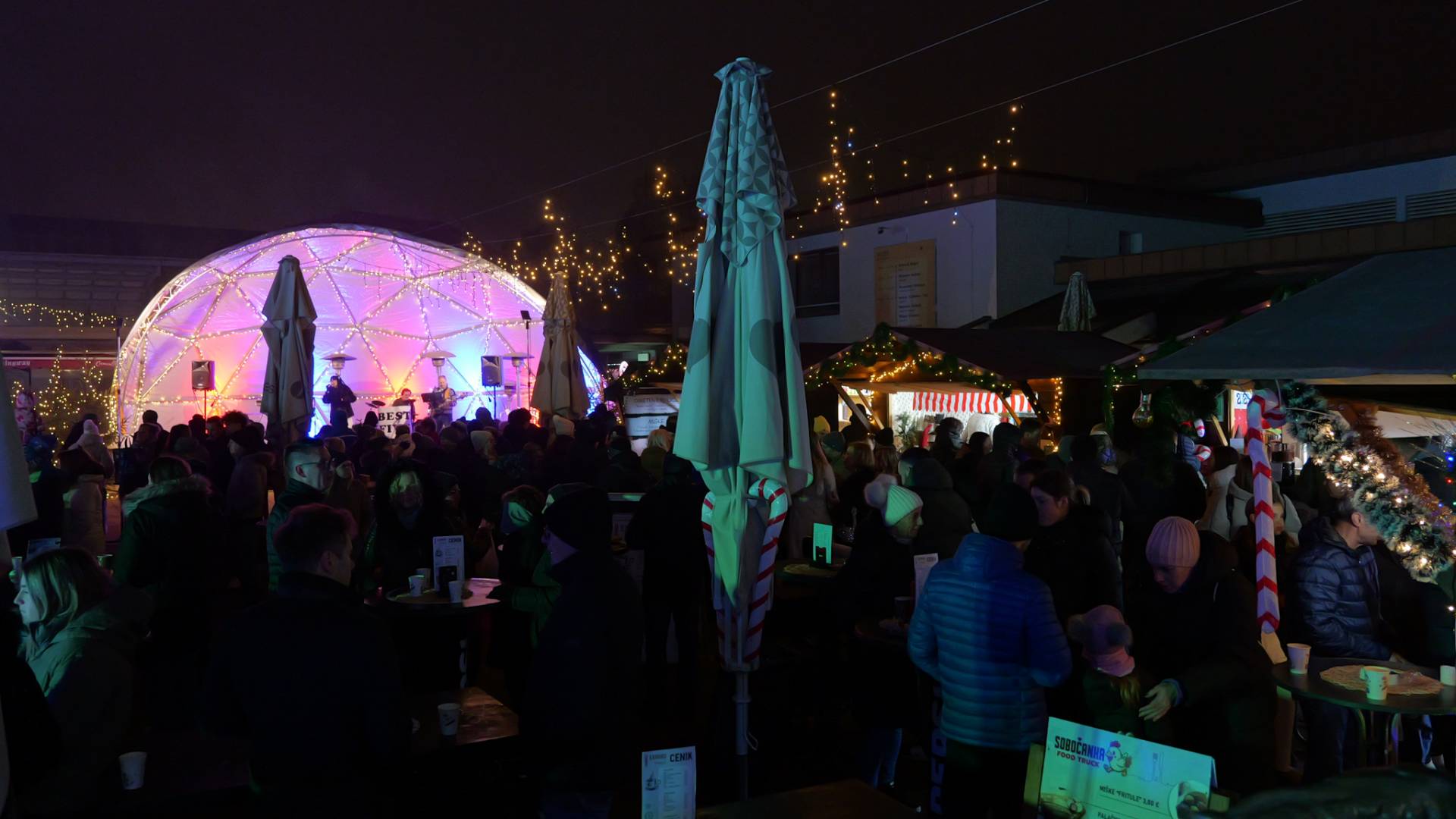 FOTO in VIDEO: Best Five s pop in rock klasikami ogreli praznični Trg kulture