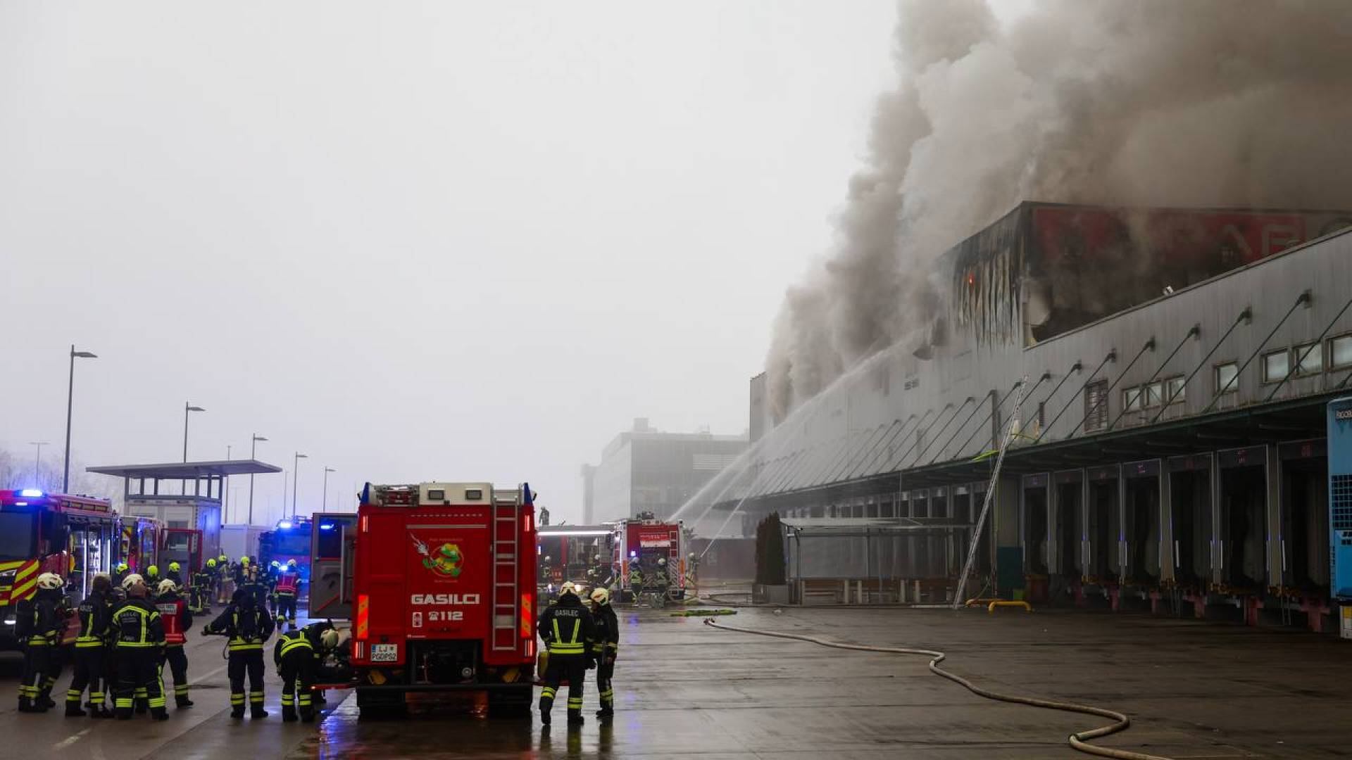 FOTO in VIDEO: Obsežen požar, ki je izbruhnil v pekarni Spara, lokaliziran