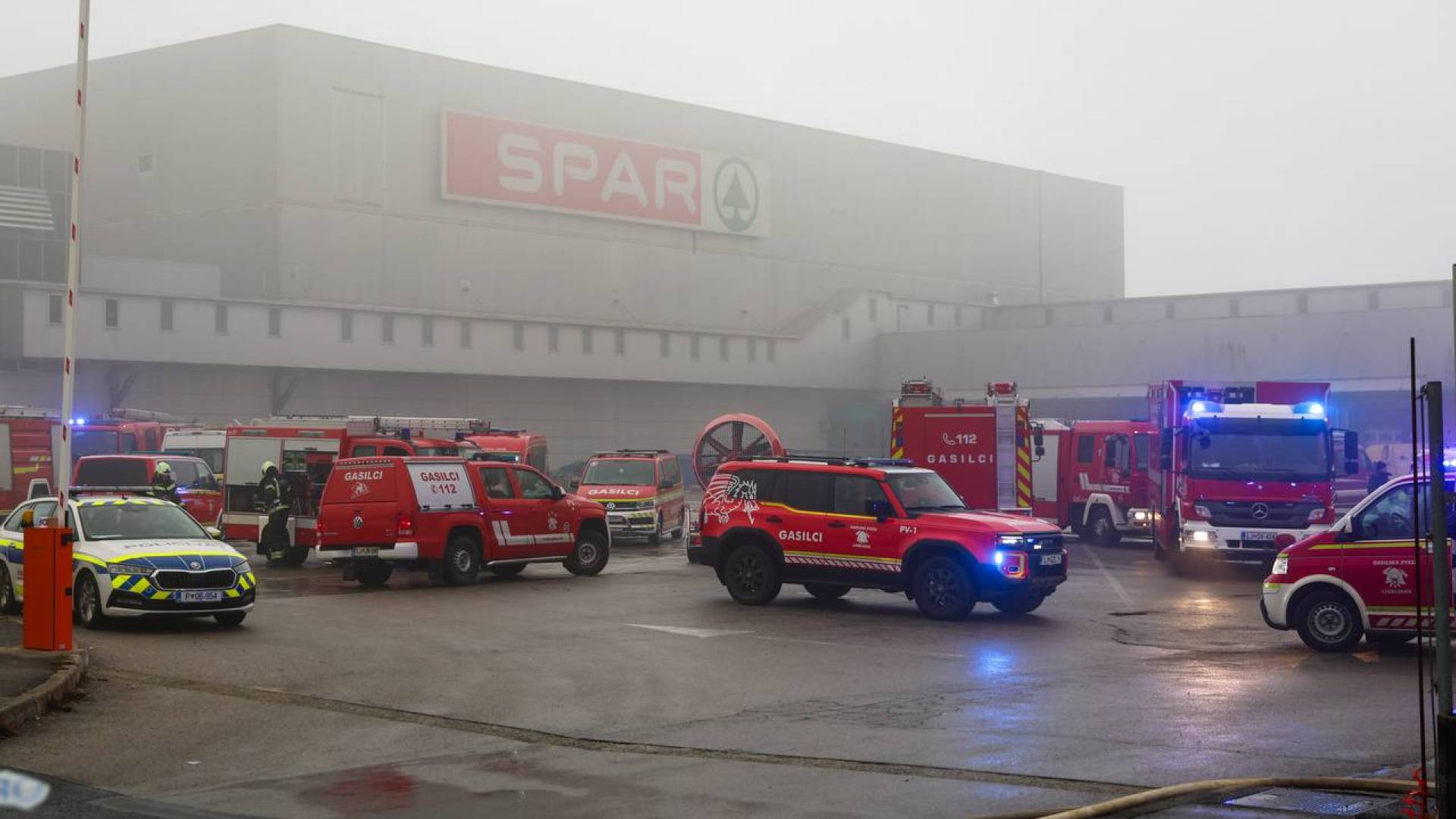FOTO in VIDEO: Po šestih urah požar v skladišču trgovine Spar lokaliziran, objekt močno poškodovan