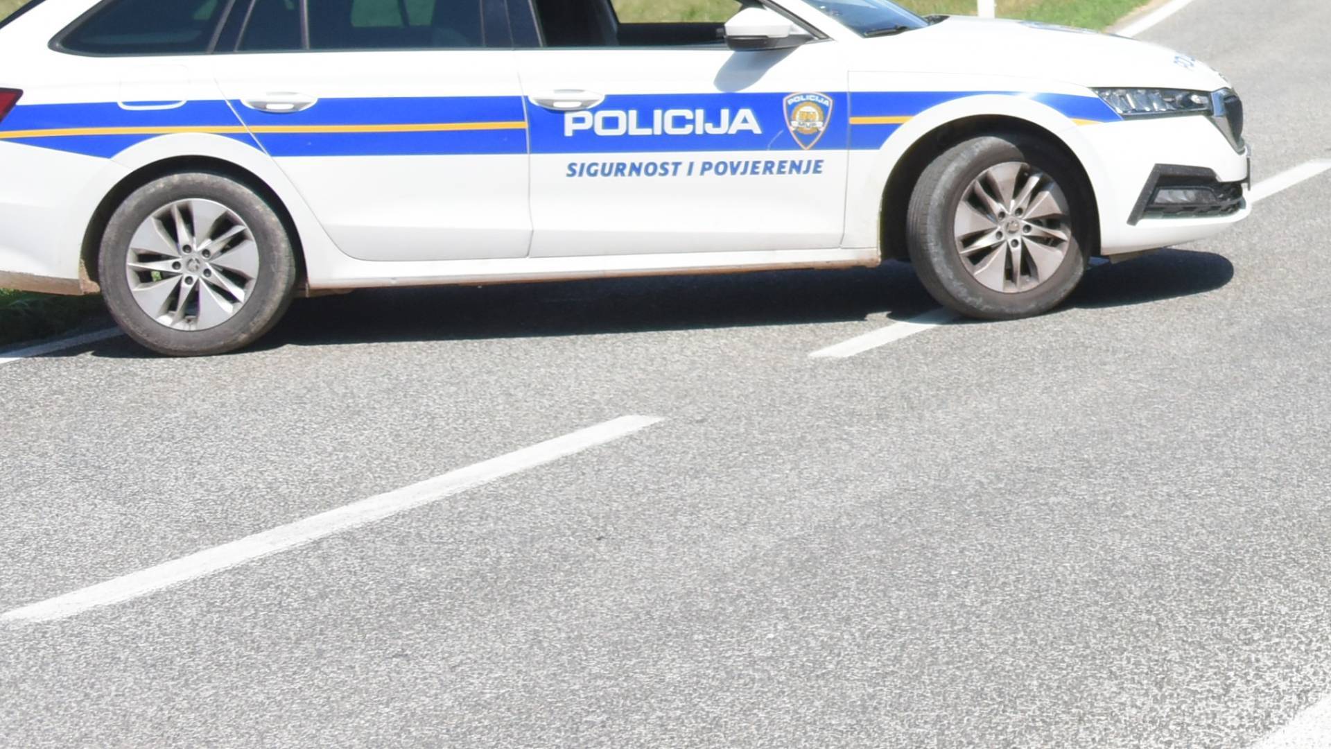 Tragedija pri sosedih: Moški ubil ženo in nato sodil še sebi