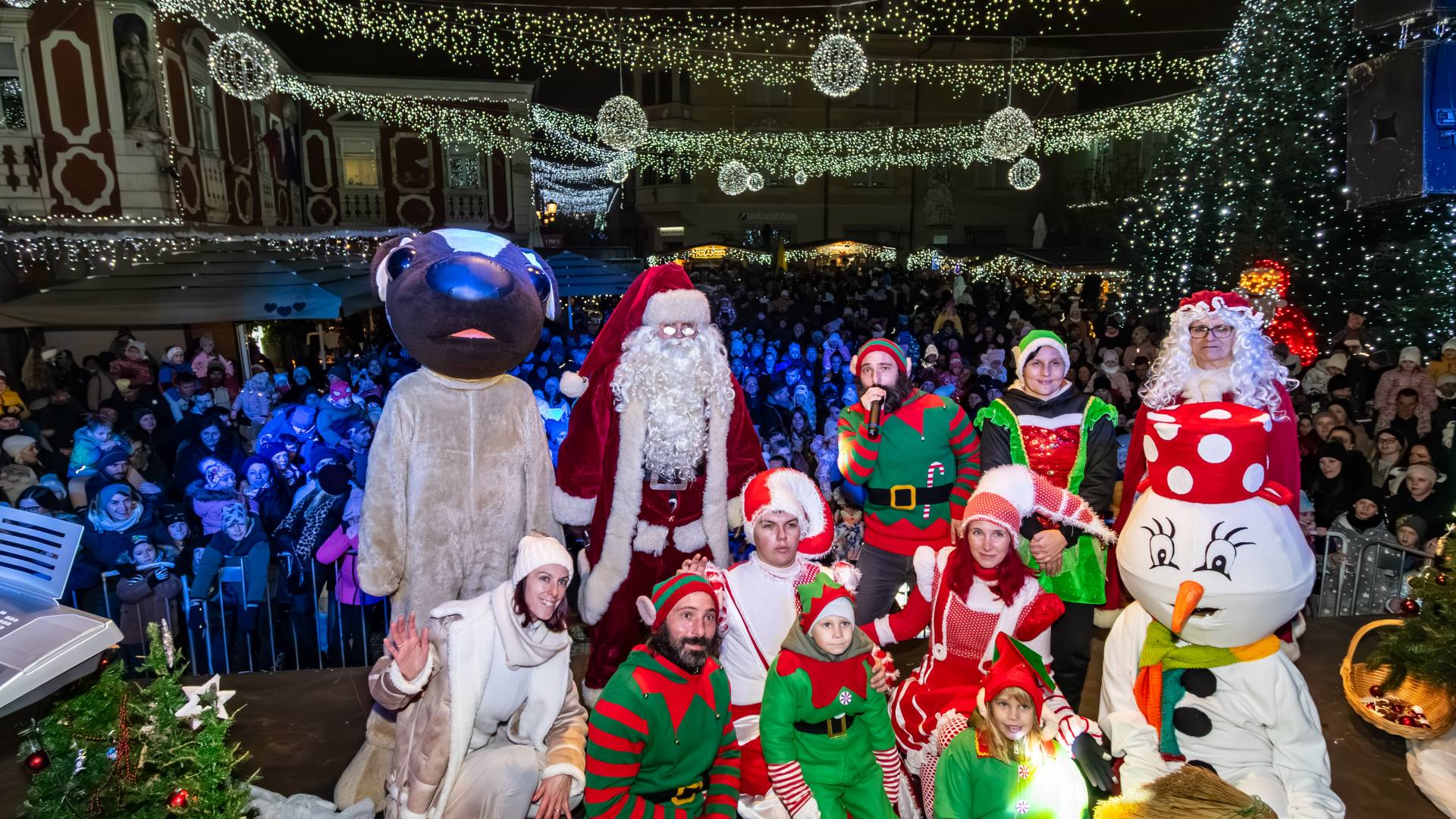FOTO in VIDEO: Ptujski Božiček že drugo leto na Mestni trg s spektakularnim spustom