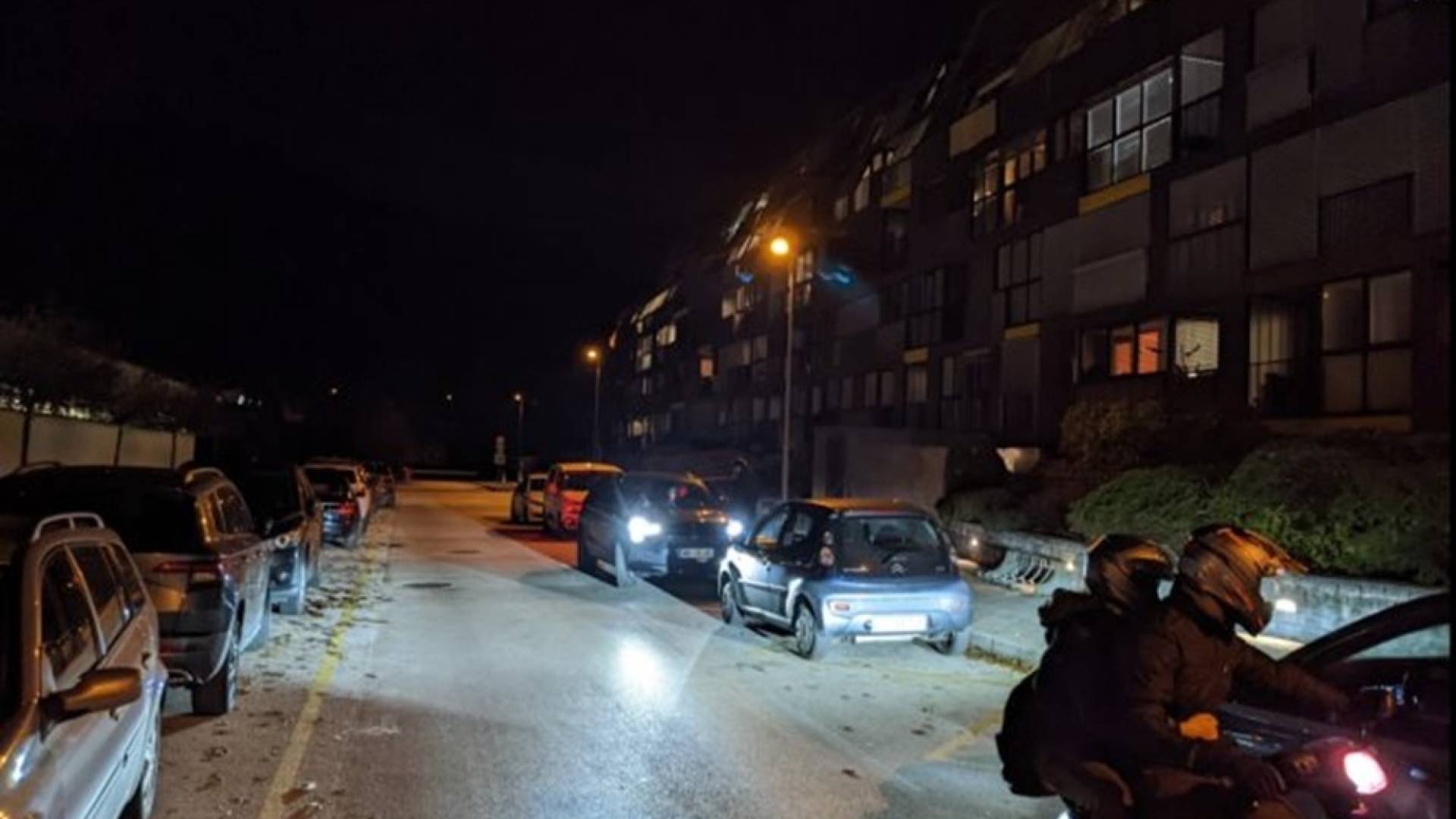 Parkiranje gostov te ljubljanske kavarne jezi občane, redarstvo seznanjeno s problemom