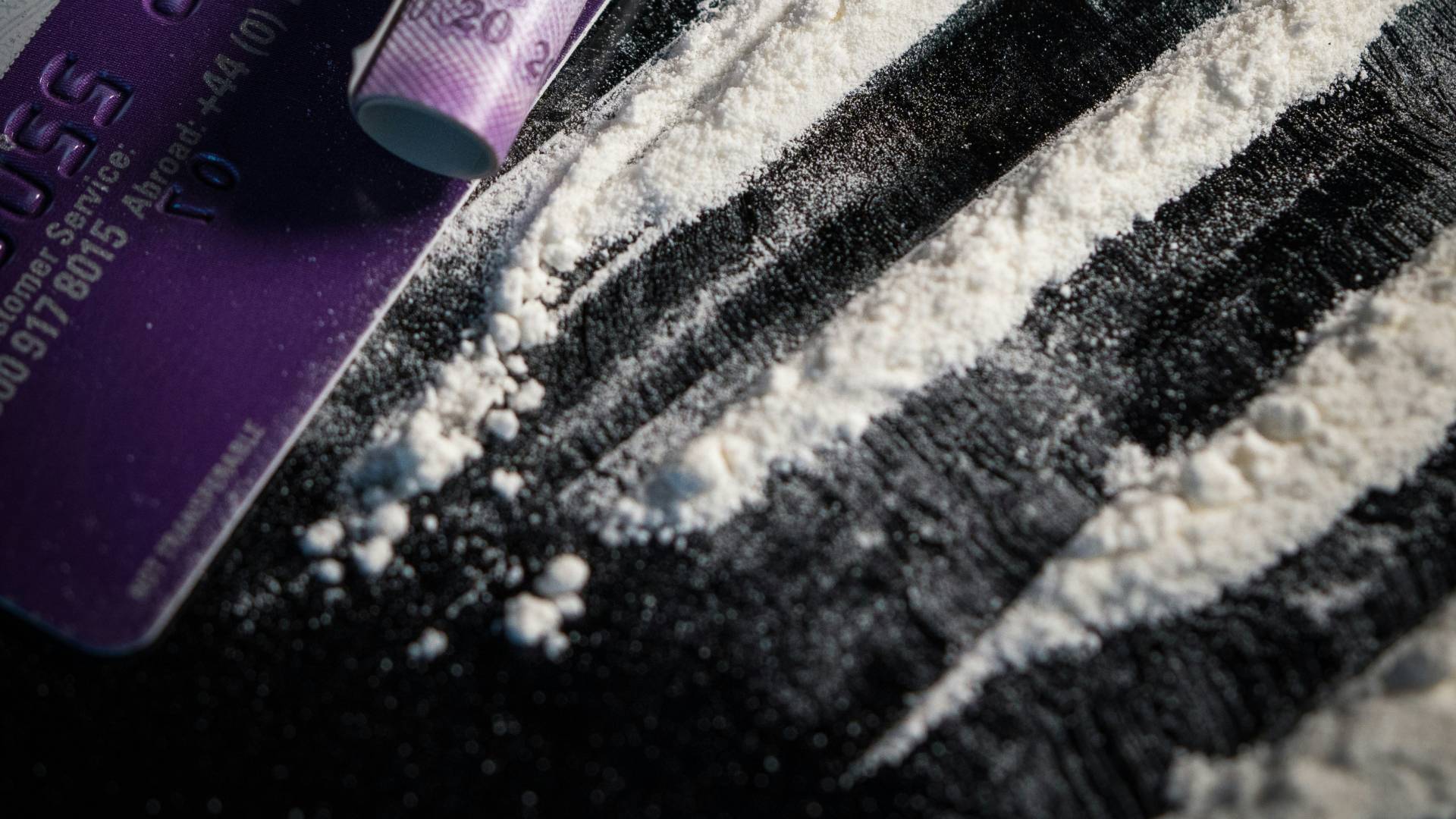 Na območju Kočevja: Hišne preiskave pri treh mladoletnikih in 20-letniku, zasegli denar in droge