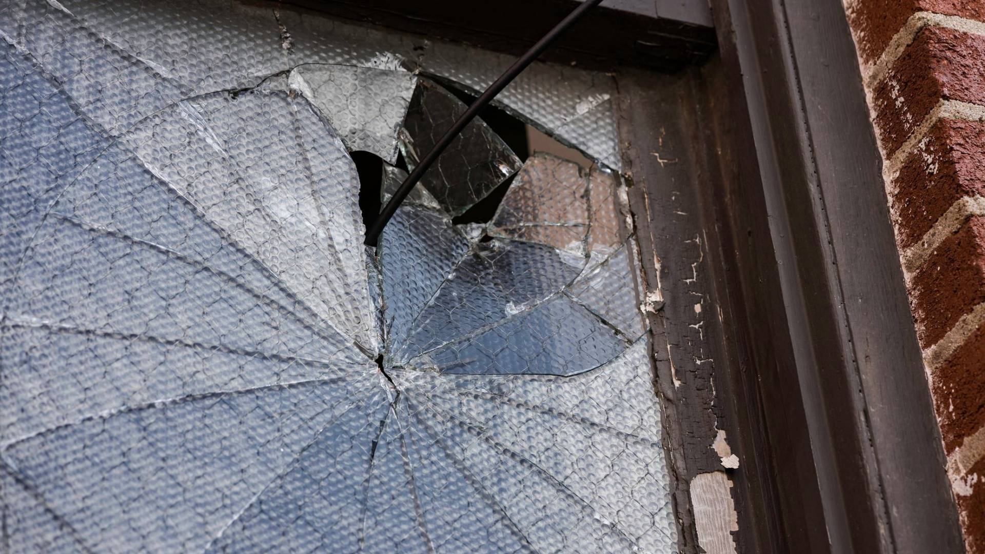 Na delu vlomilci, policisti mladoletniku v Mariboru zasegli petarde