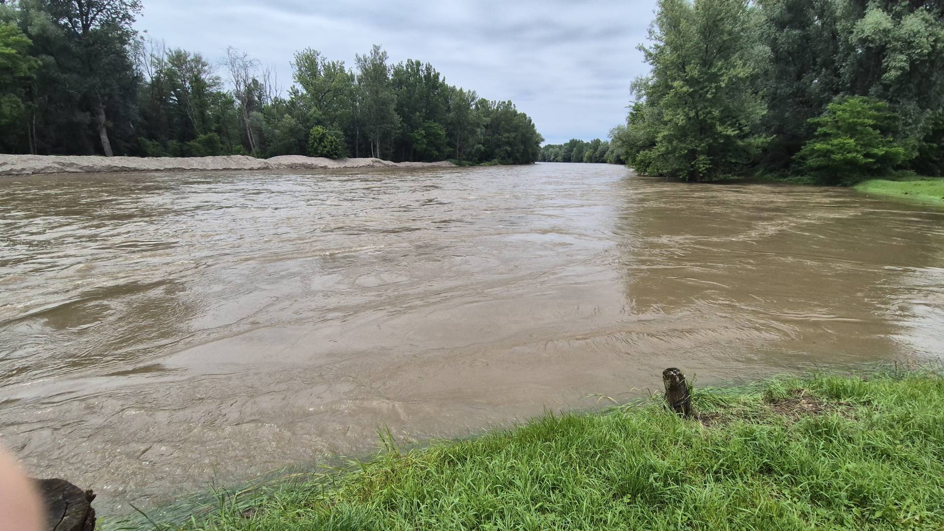 Začetek gradnje protipoplavnih nasipov ob reki Muri pri Razkrižju