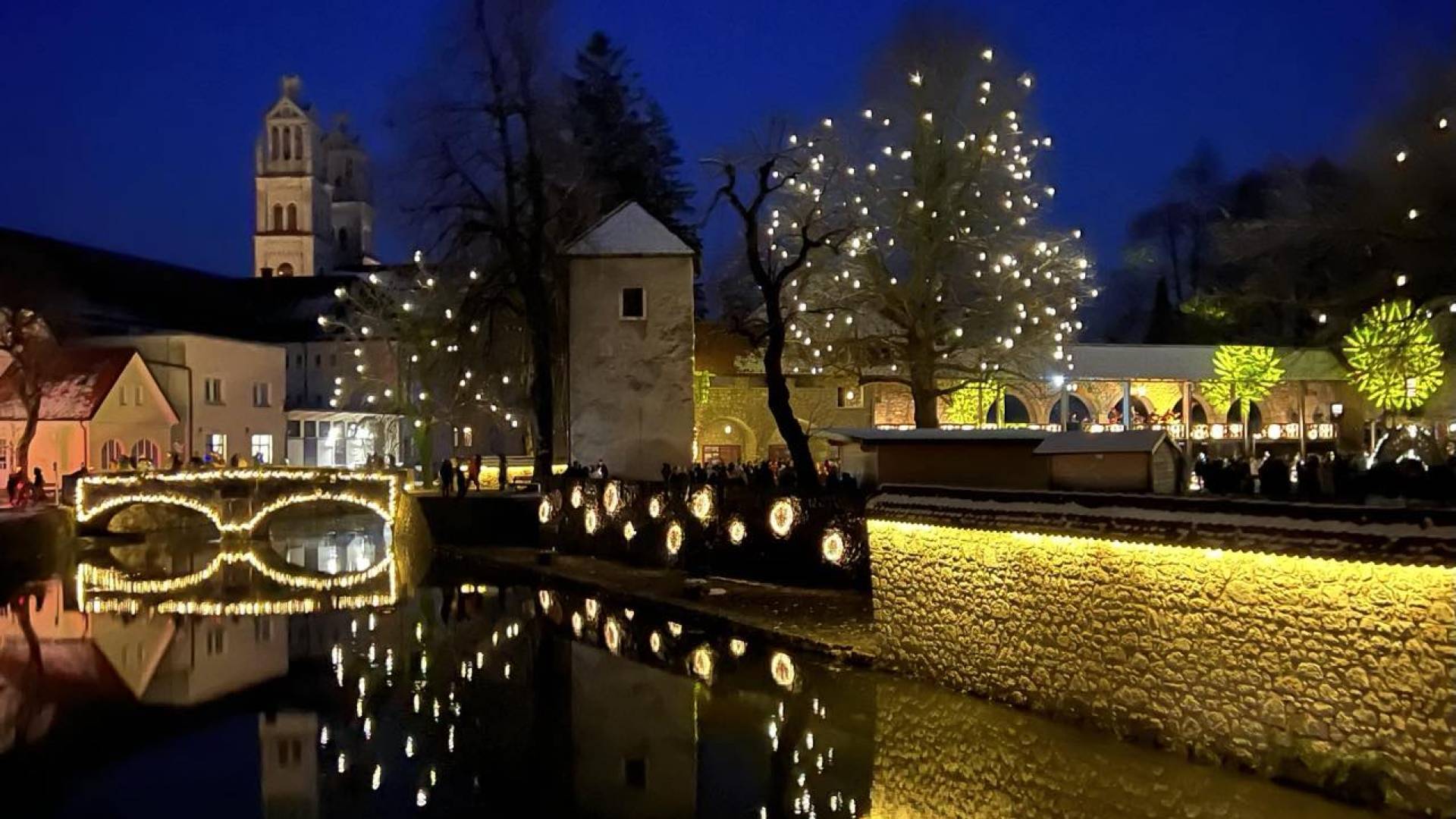 Na obe predpraznični sredi banke do poldneva, trgovine prej zaprte