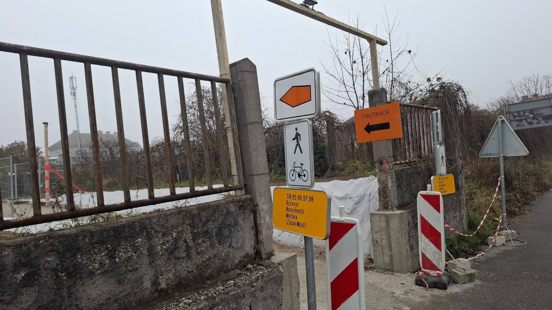 Zmeda na ljubljanski železniški postaji: Do vlaka po rumenih, zelenih in modrih pikah