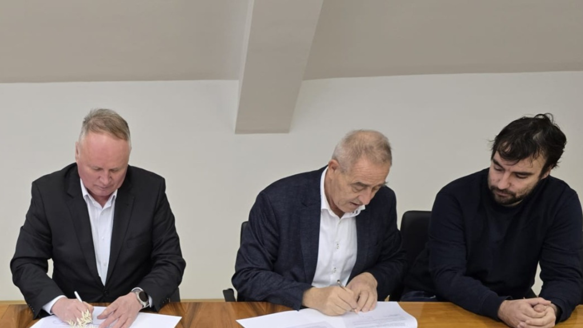 Pogodba za rekonstrukcijo cest je podpisana 