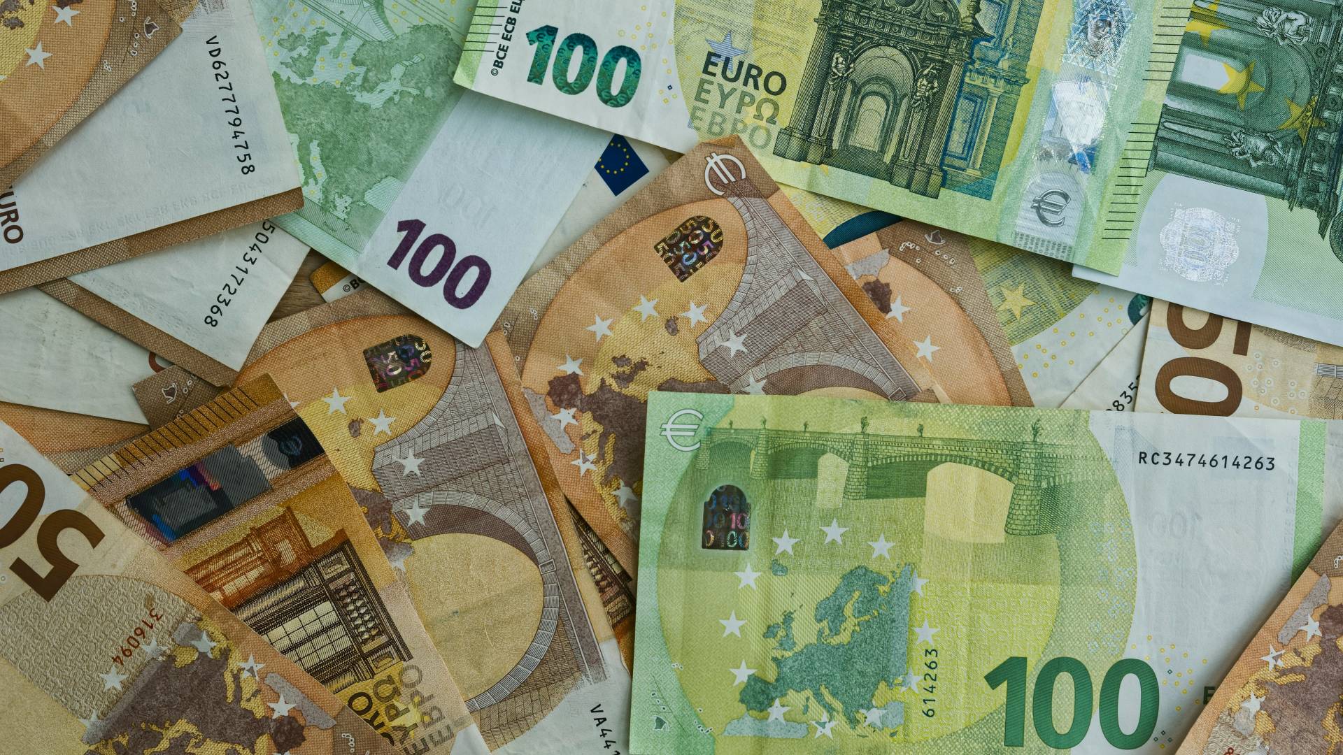 Skupina podjetnikov bi začasno ustavila izvajanje zakona o božičnici