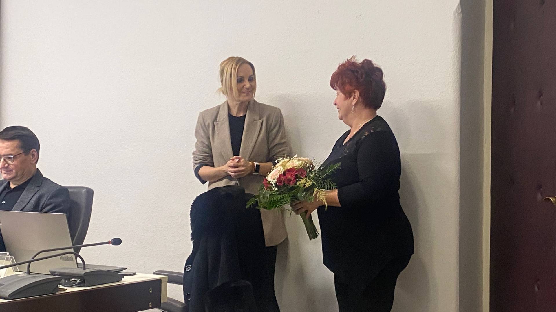 Županja s šopkom presenetila nekdanjo direktorico 