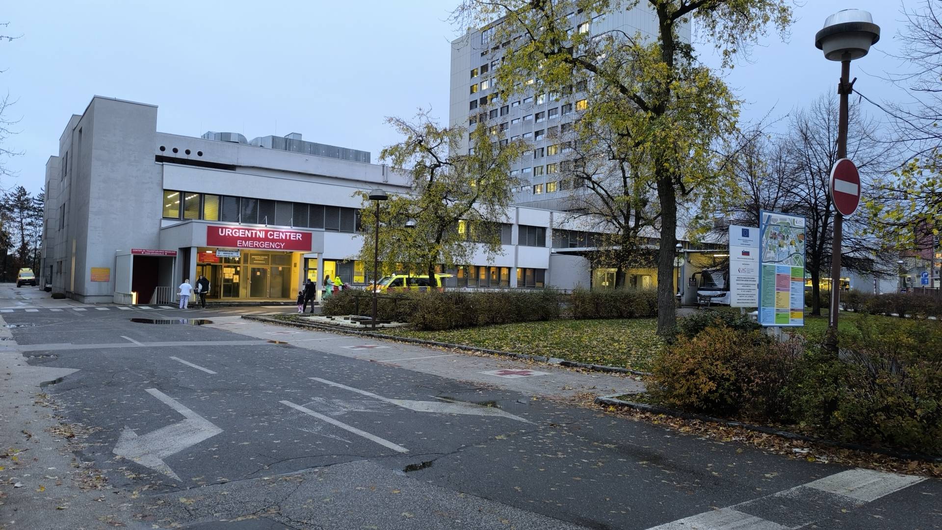 Stanje je resno! UKC Maribor zaradi gripe prepovedal obiske, velja za vse prostore, tudi avlo