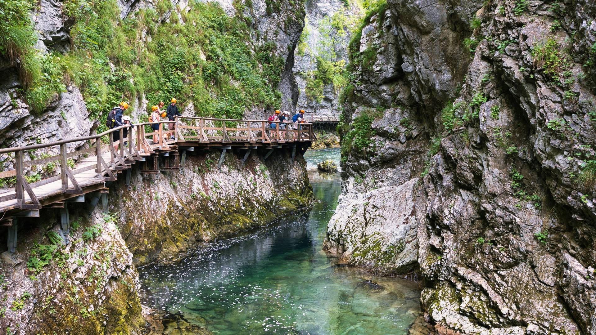Plačljive naravne znamenitosti bodo dostopne tudi brezplačno, višje kazni za nedovoljeno vožnje v naravi