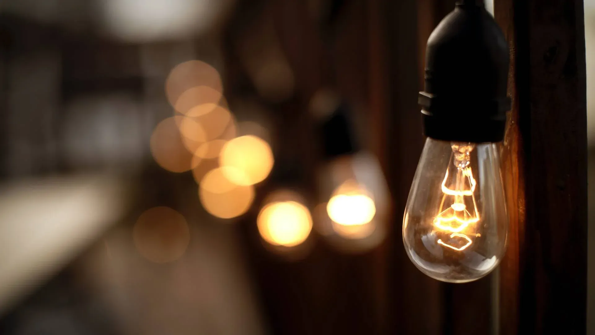 Na elektriko se je priklopil mimo števca, škoda ogromna