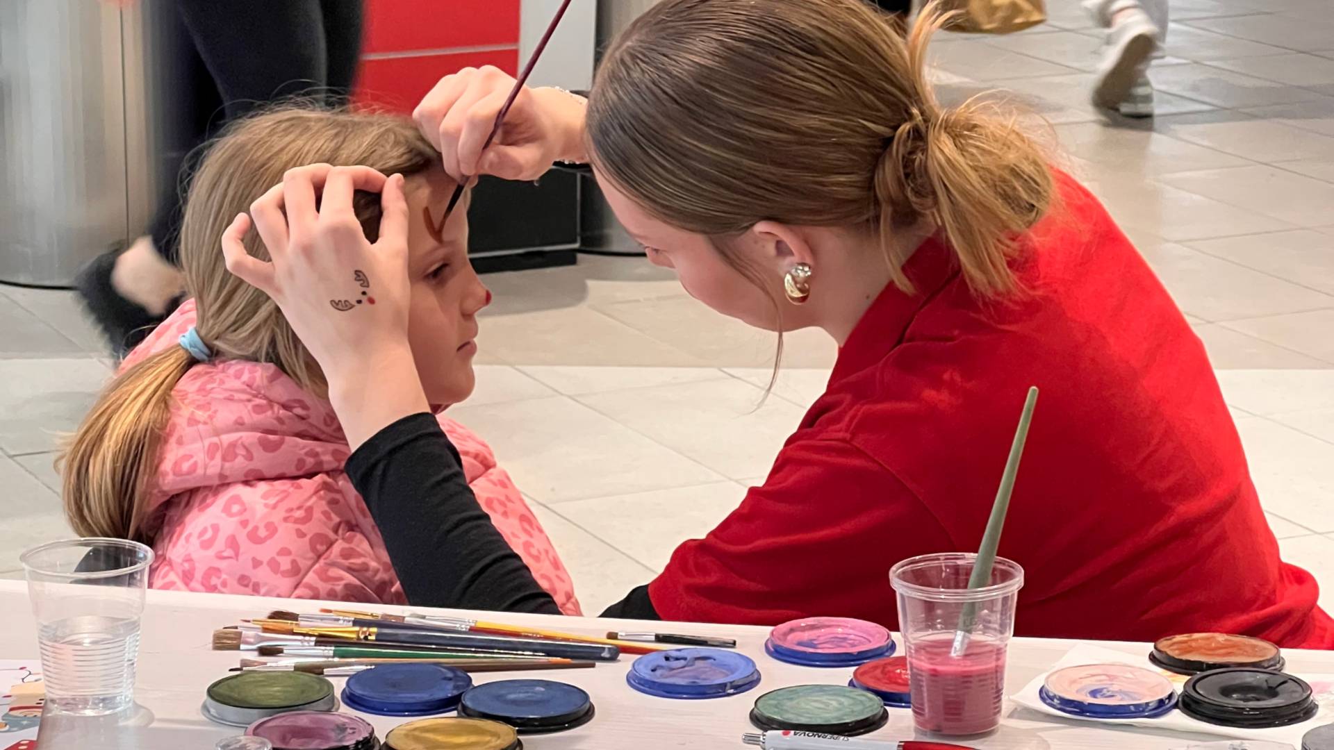 FOTO: Praznično vzdušje v Supernovi Maribor z otroškimi delavnicami