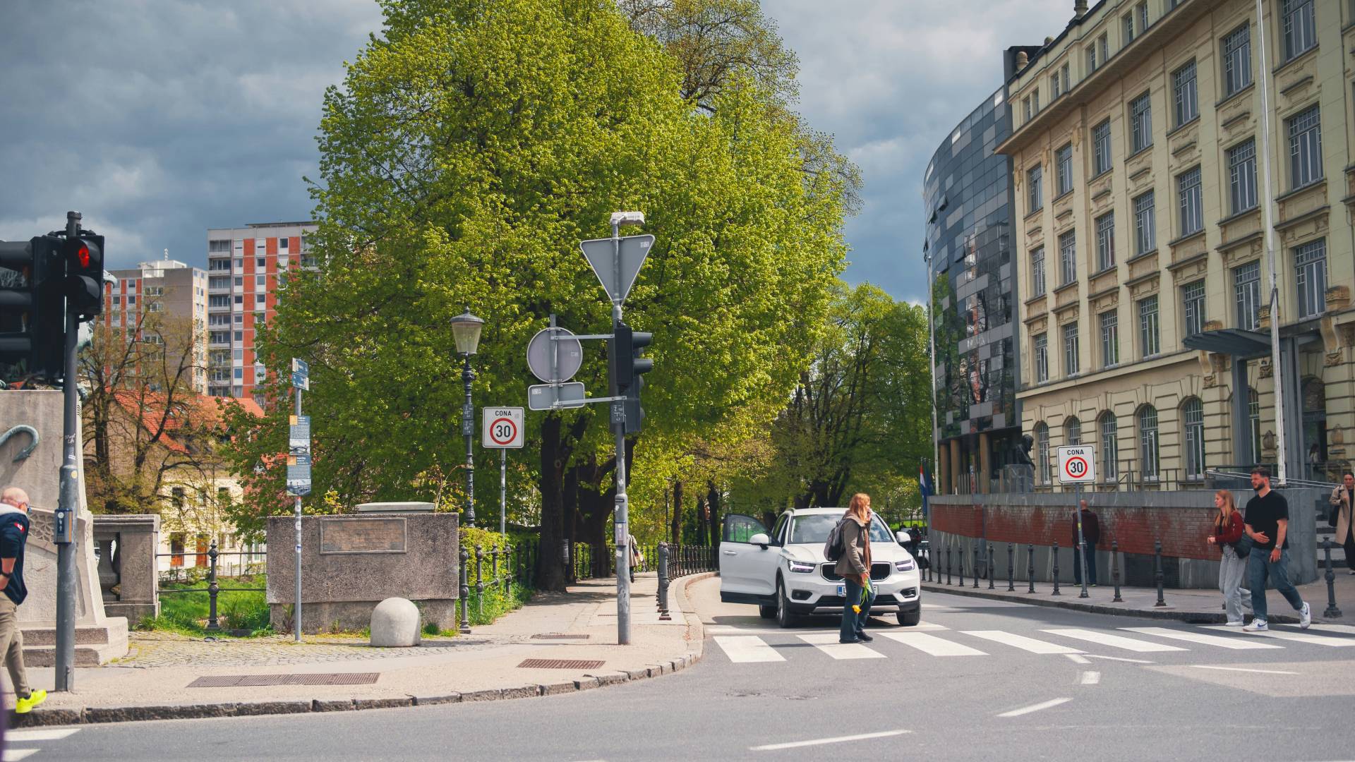 Varnost pešcev ali pretočnost vozil v centru Ljubljane