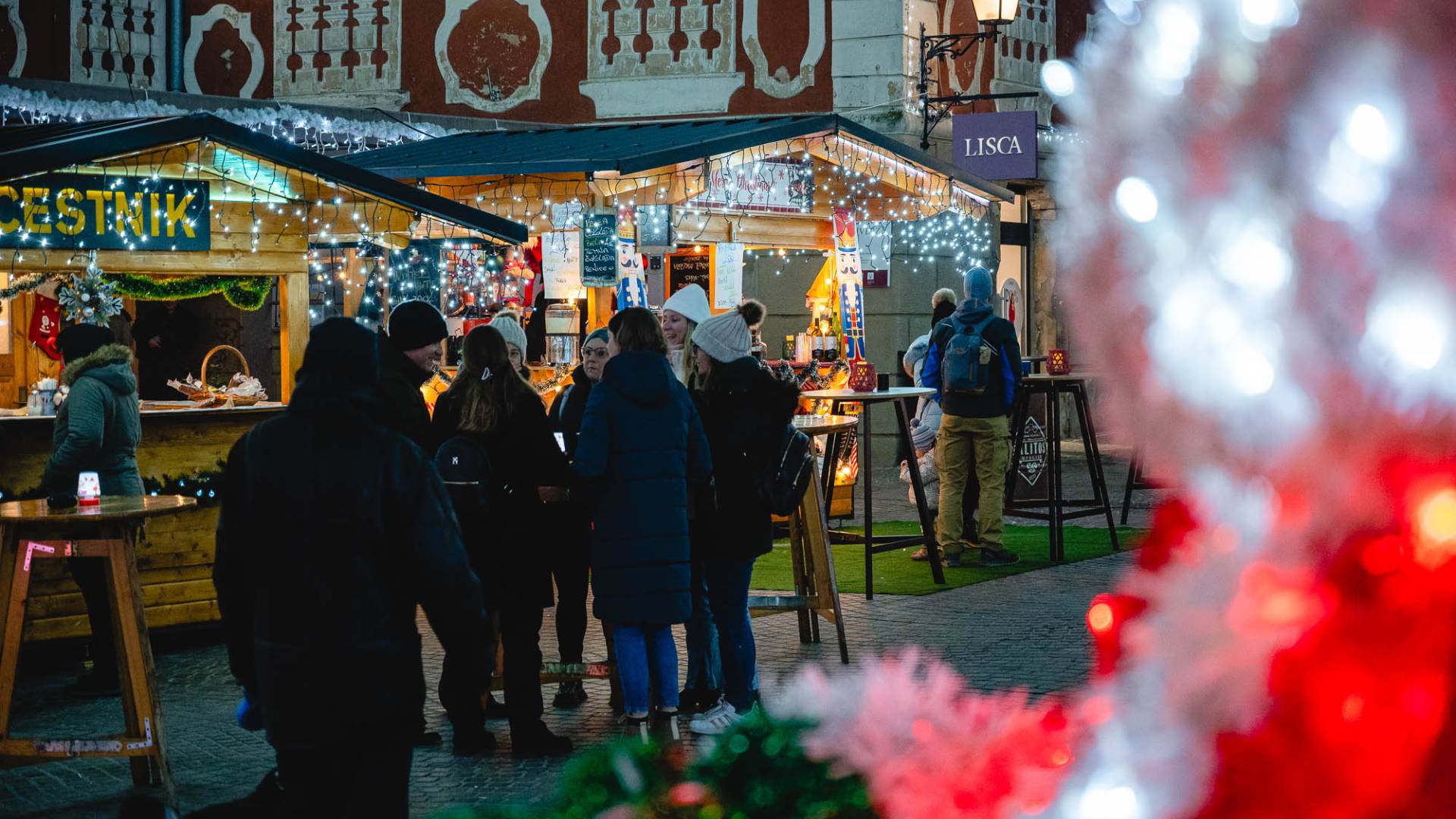 FOTO: Preverili smo praznične stojnice na Ptuju: od kuhančka do piščančjih medaljonov