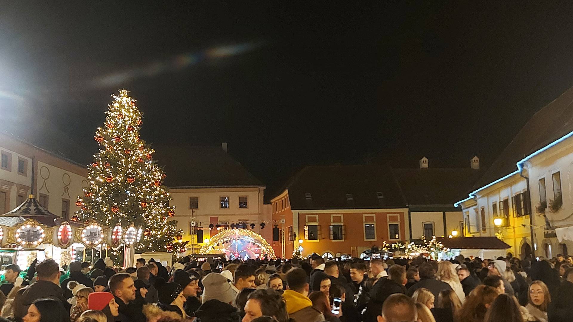 Varaždin zasijal v prazničnih lučkah: ulice polne obiskovalcev, advent navdušuje z razkošnim programom