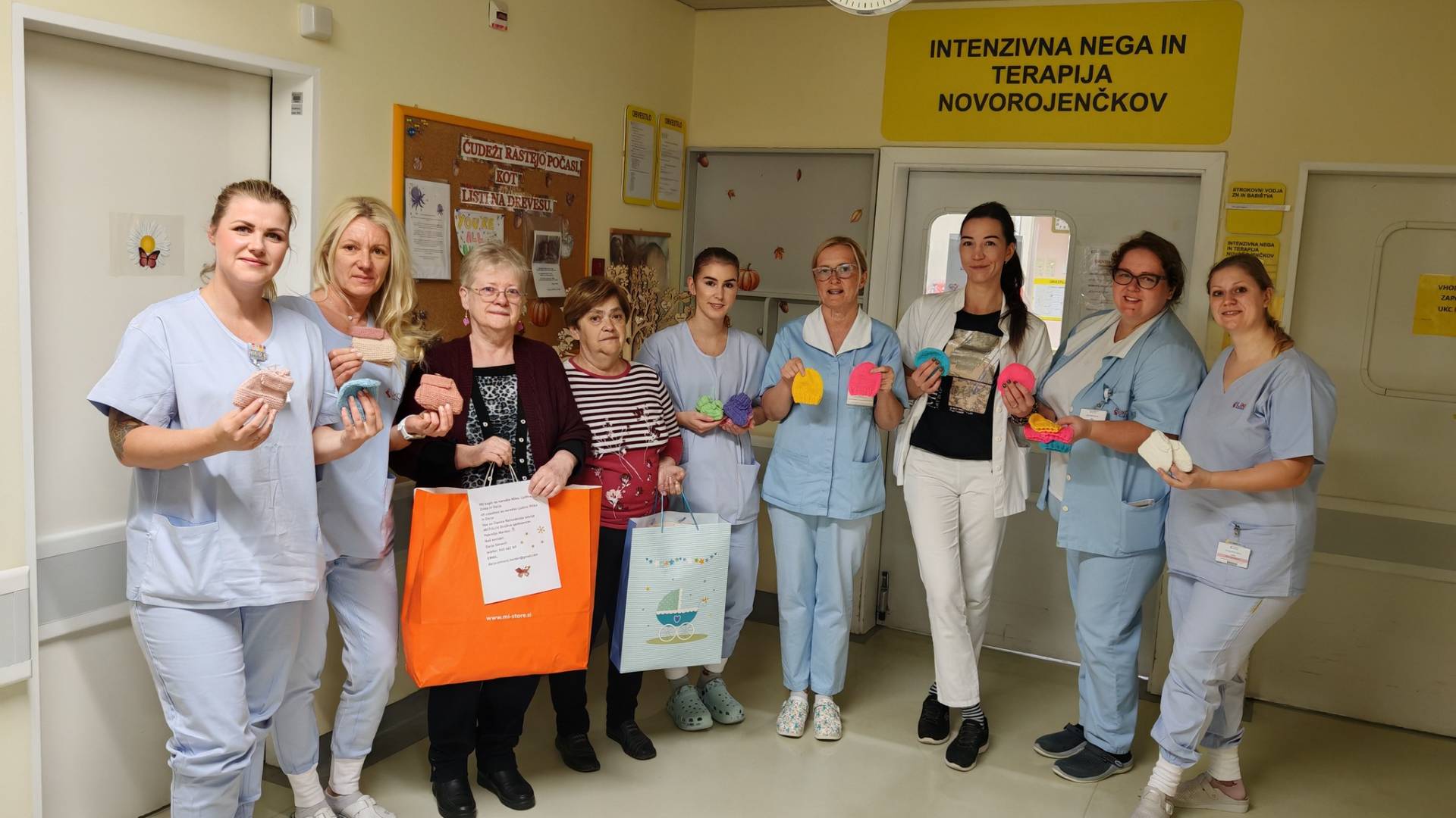 Srčna gesta: Mariborske upokojenke znova razveselile novorojenčke s kapicami in copatki