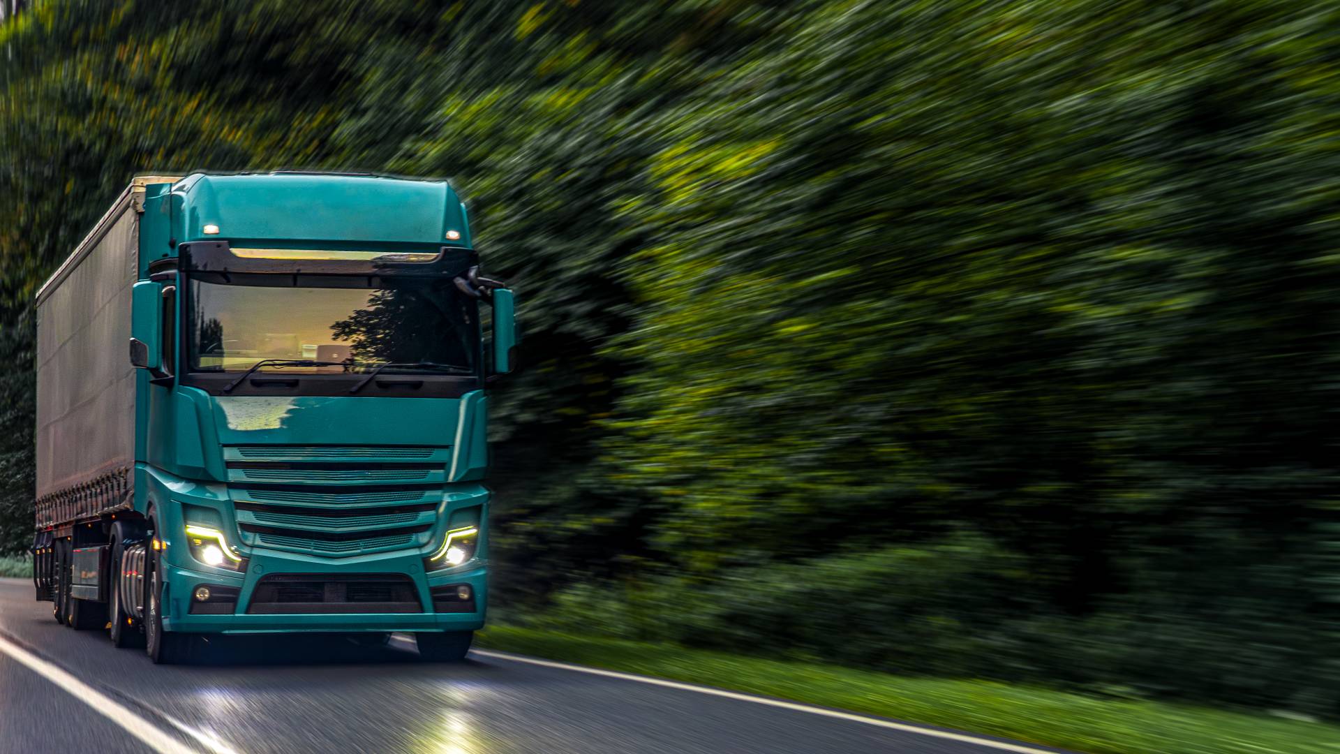 Pijan tovornjakar z malico v roki vijugal po avtocesti – policisti niso mogli verjeti svojim očem