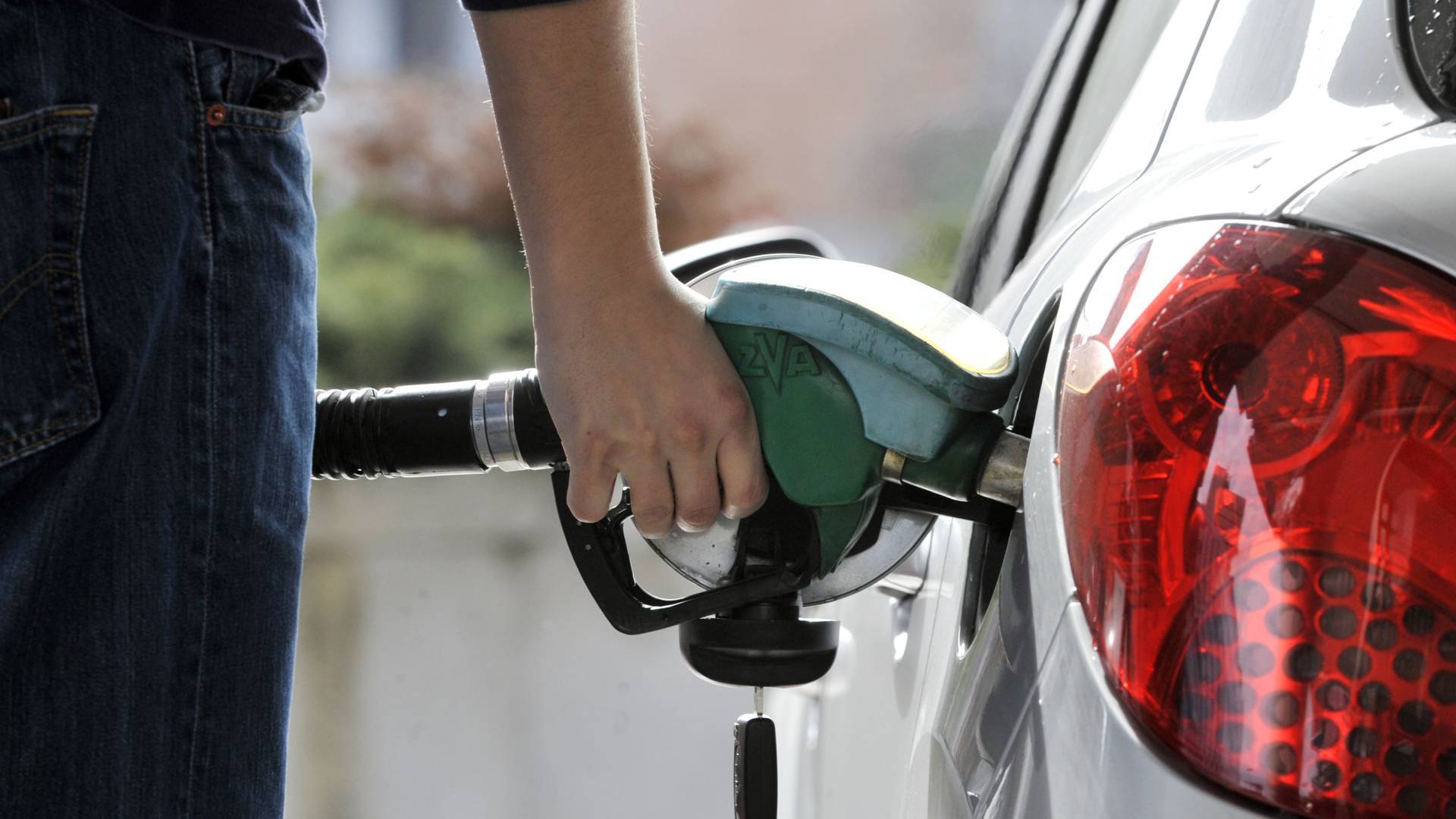 Dobra novica za voznike: Od danes cenejša pogonska goriva