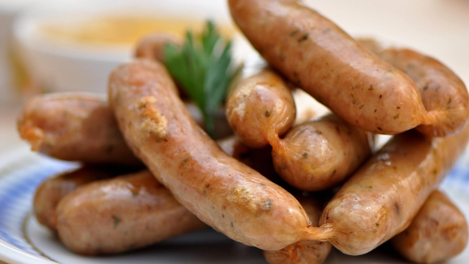 Previdno, v teh pečenicah odkrili prepovedan žveplov dioksid