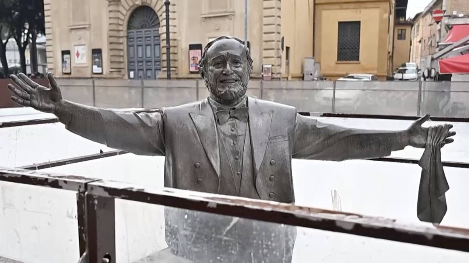 Pavarottijev kip do kolen v ledu, vdova ogorčena