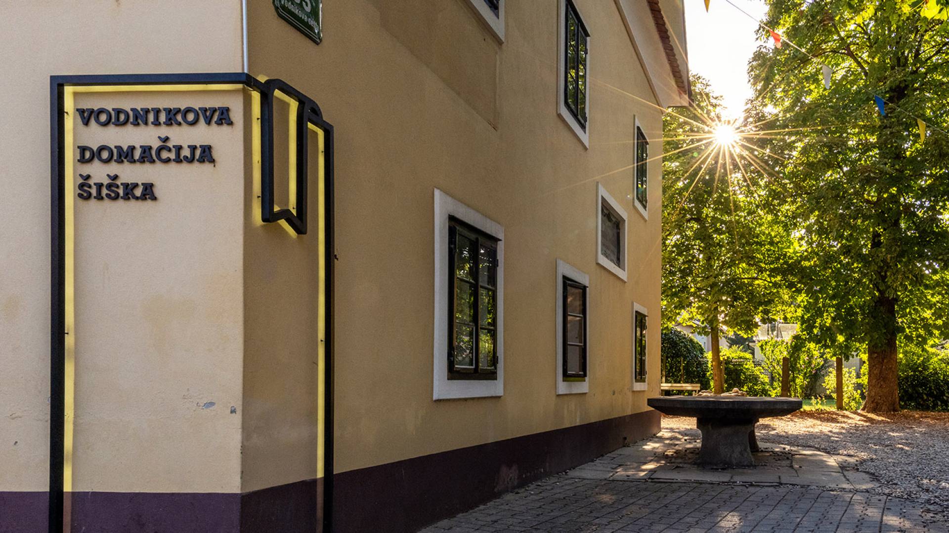 Tri nadstropja ilustracij in nova knjigarna na obnovljeni Vodnikovi domačiji