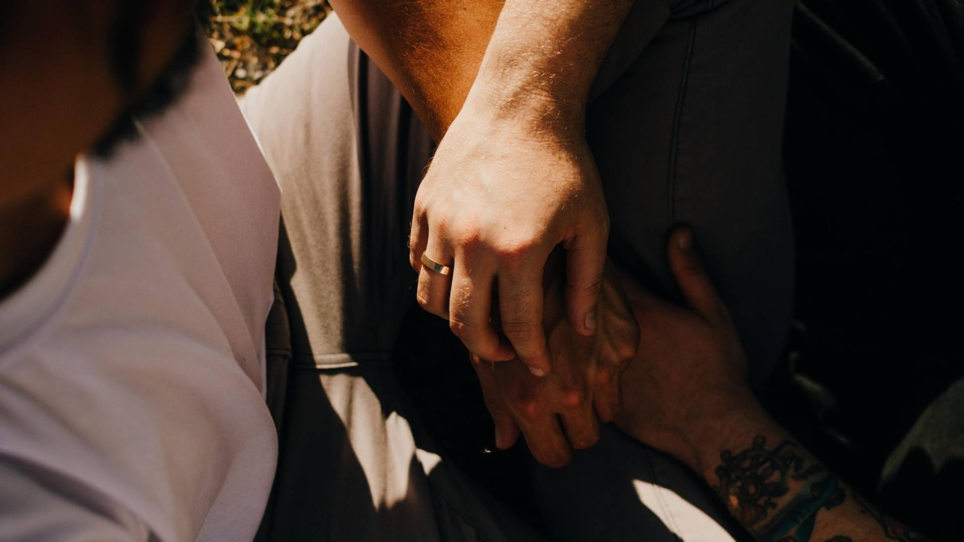 Brez službe, ker je poročen z moškim? Slovenska šola v središču škandala